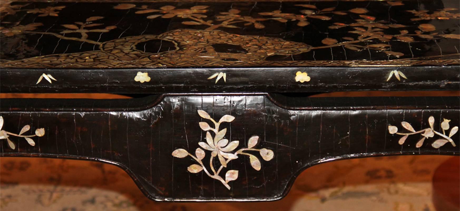 Late 17th Century Qing Dynasty Black Lacquer and Abalone Inlaid Altar Table In Excellent Condition For Sale In San Francisco, CA