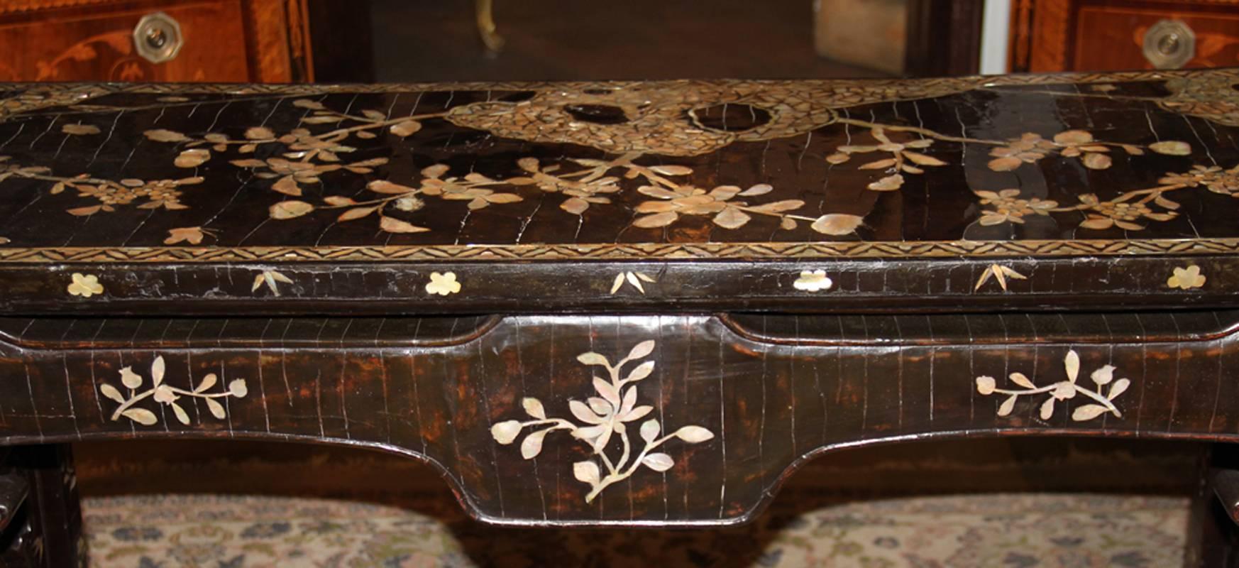 Late 17th Century Qing Dynasty Black Lacquer and Abalone Inlaid Altar Table For Sale 3