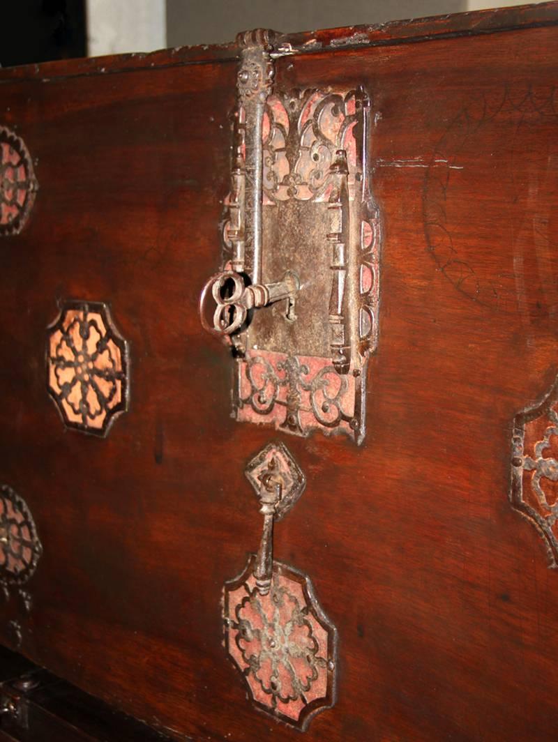 16th Century Spanish Walnut and Leather Vargueño In Excellent Condition In San Francisco, CA