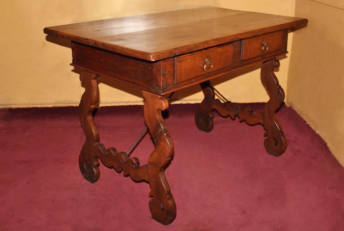 Italian 18th Century Tuscan Walnut Desk For Sale
