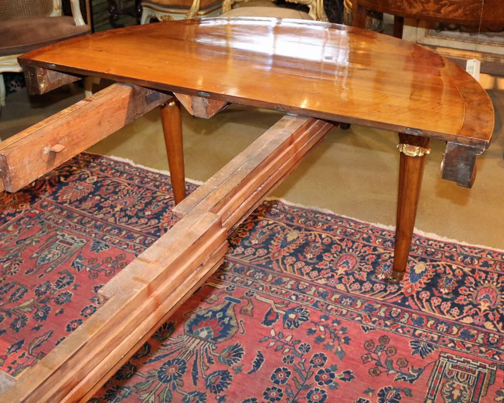 18th Century, Italian Parcel-Gilt Walnut Expanding Dining Table For Sale 5