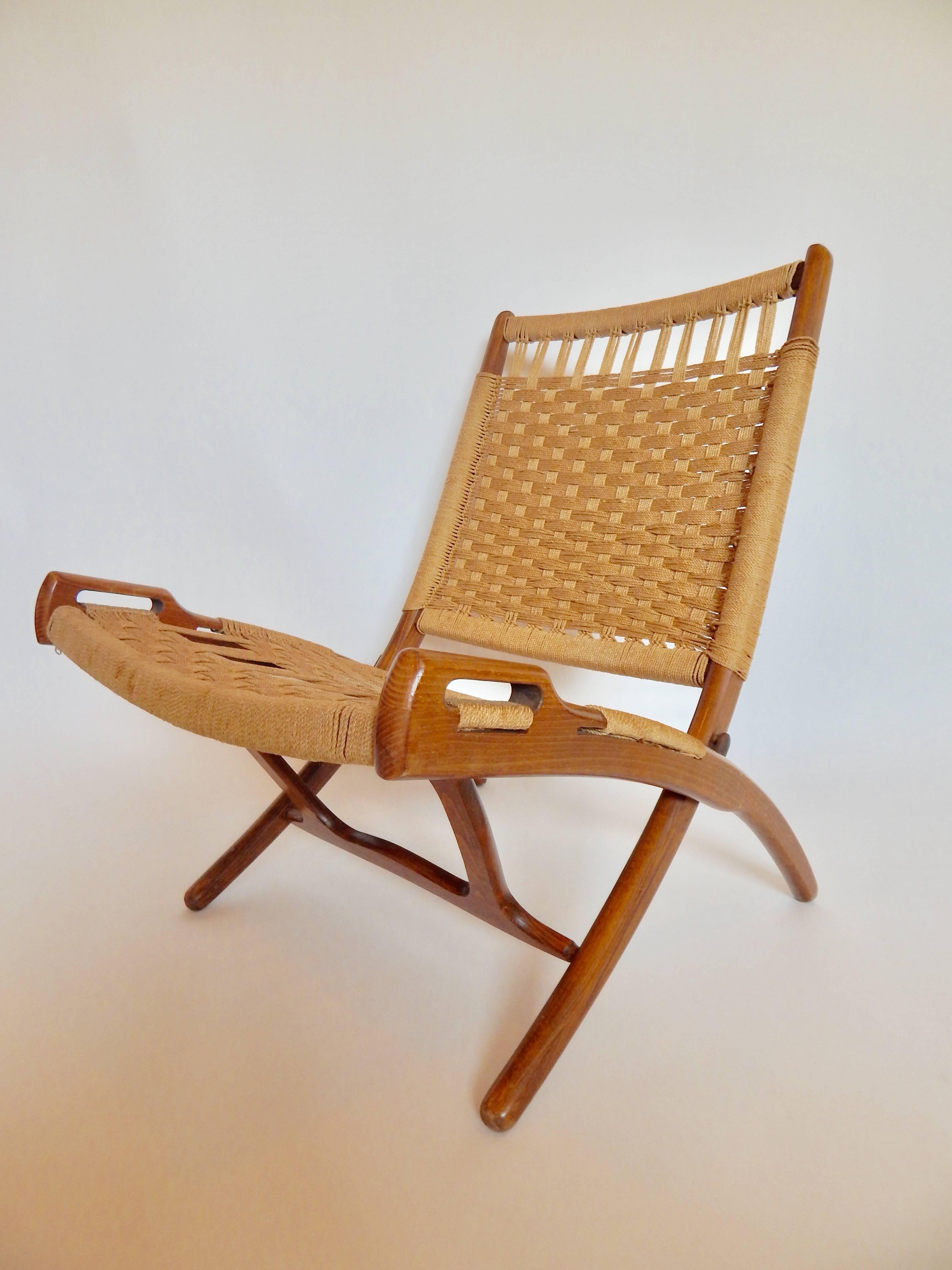 Mid-Century 1960s Hans Wegner style folding chair with handles. Weaving is intact and in excellent condition with exception of exhibiting some very minor wear.  Wood Frame is in excellent structural condition.
If you are in NYC / surrounding areas