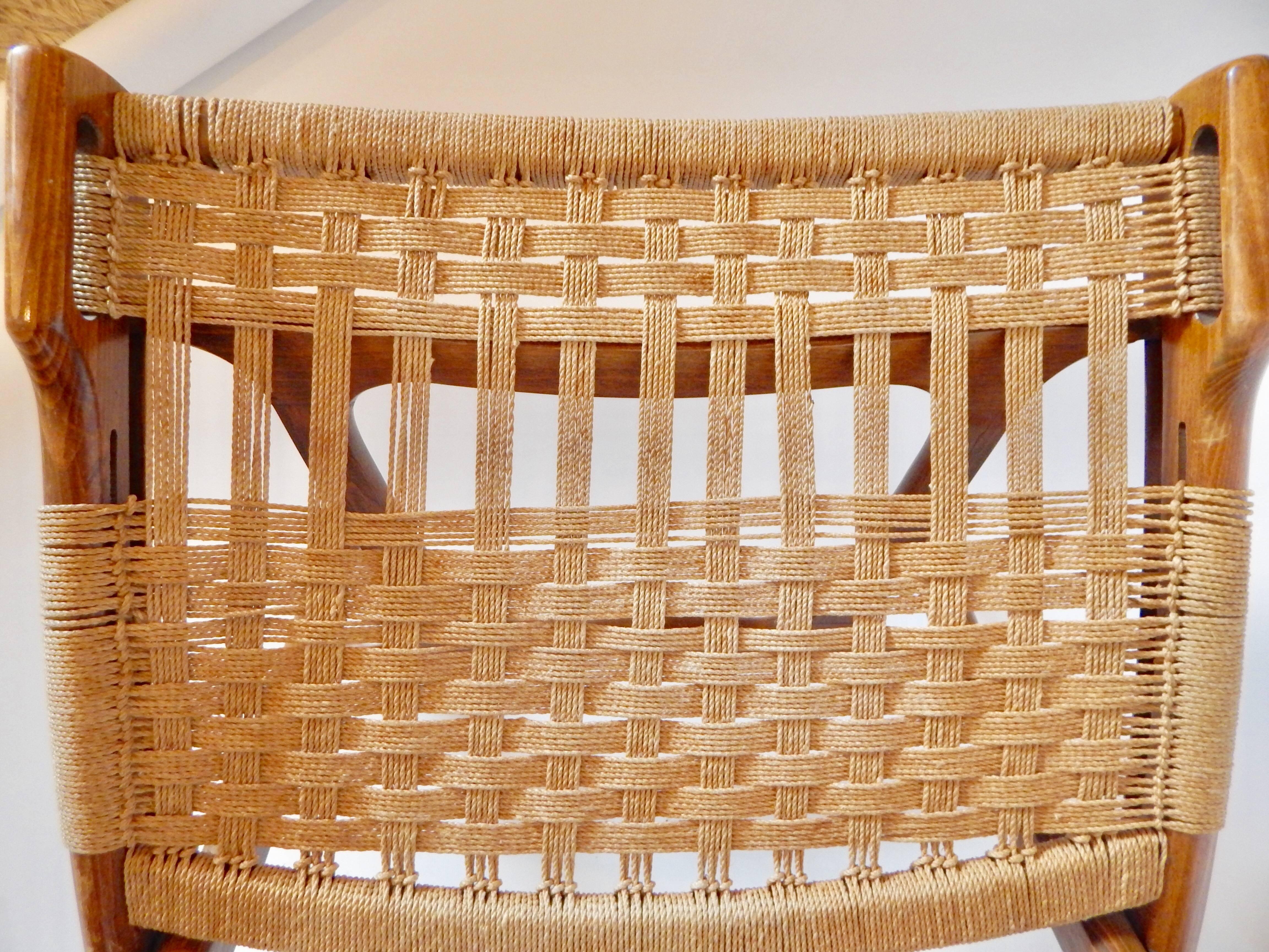 Mid-Century Hans Wegner Style Woven Folding Chair with Handles In Excellent Condition In New York, NY