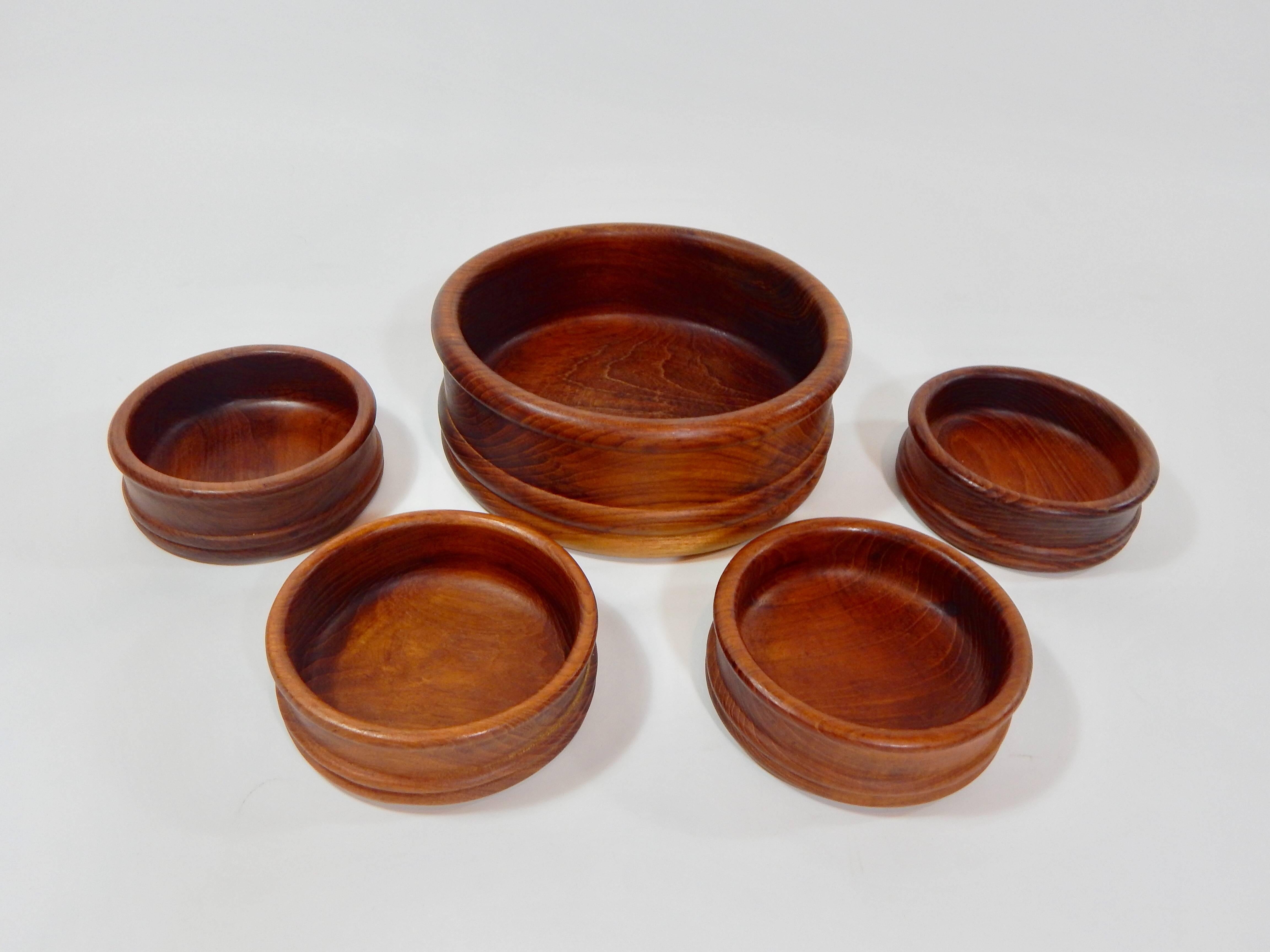 Mid-Century 1960s solid teak salad bowl set. Complete set of five. One large bowl and four small bowls.
Large bowl D10 x H4