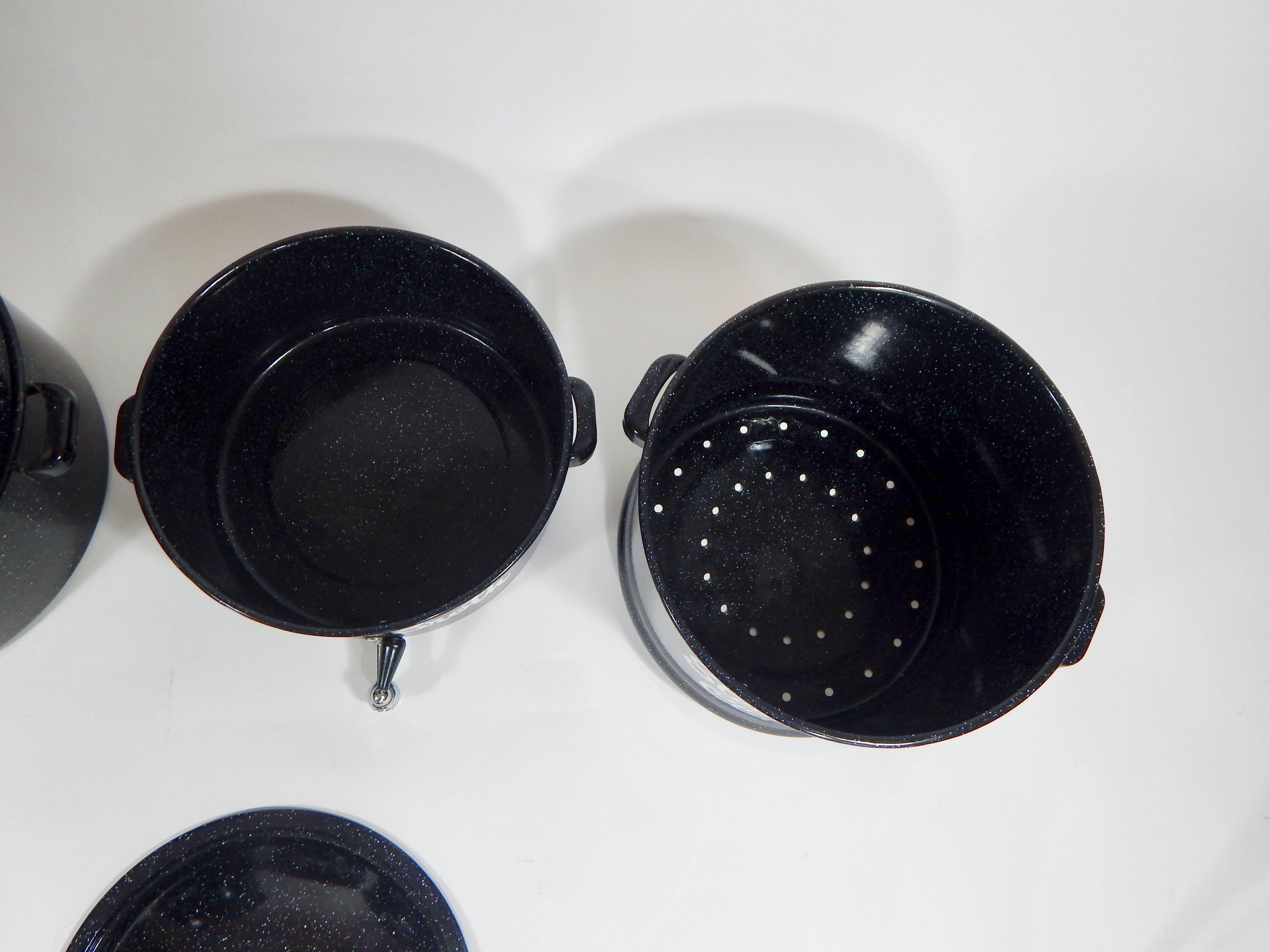 Pair of Black Enamel Vintage Clam Steamer Pots In Good Condition In New York, NY