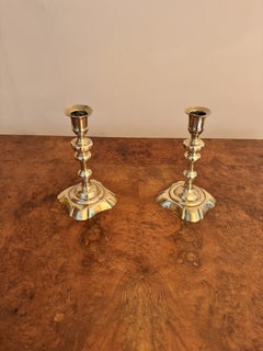 Jolie paire de bougeoirs anciens en laiton de style Queen Anne
