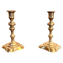 Jolie paire de bougeoirs anciens en laiton de style Queen Anne