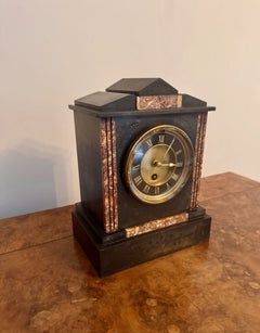 Grazioso orologio da camino antico con intarsi in marmo di ottima fattura