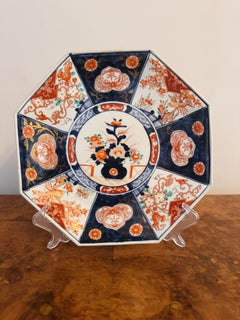Jolie assiette hexagonale japonaise ancienne de style Imari, de belle qualité