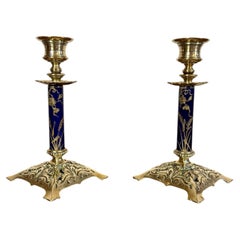 Un par de candelabros antiguos victorianos de latón y porcelana de una calidad excepcional