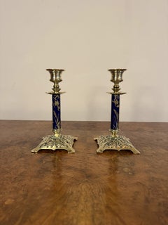 Un par de candelabros antiguos victorianos de latón y porcelana de una calidad excepcional