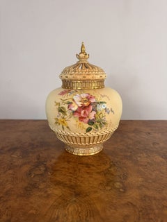 Fine quality large antique Victorian Royal Worcester potpourri lidded pot