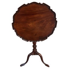 Fine quality antique George II mahogany occasional table