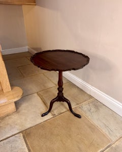 Fine quality antique George II mahogany occasional table
