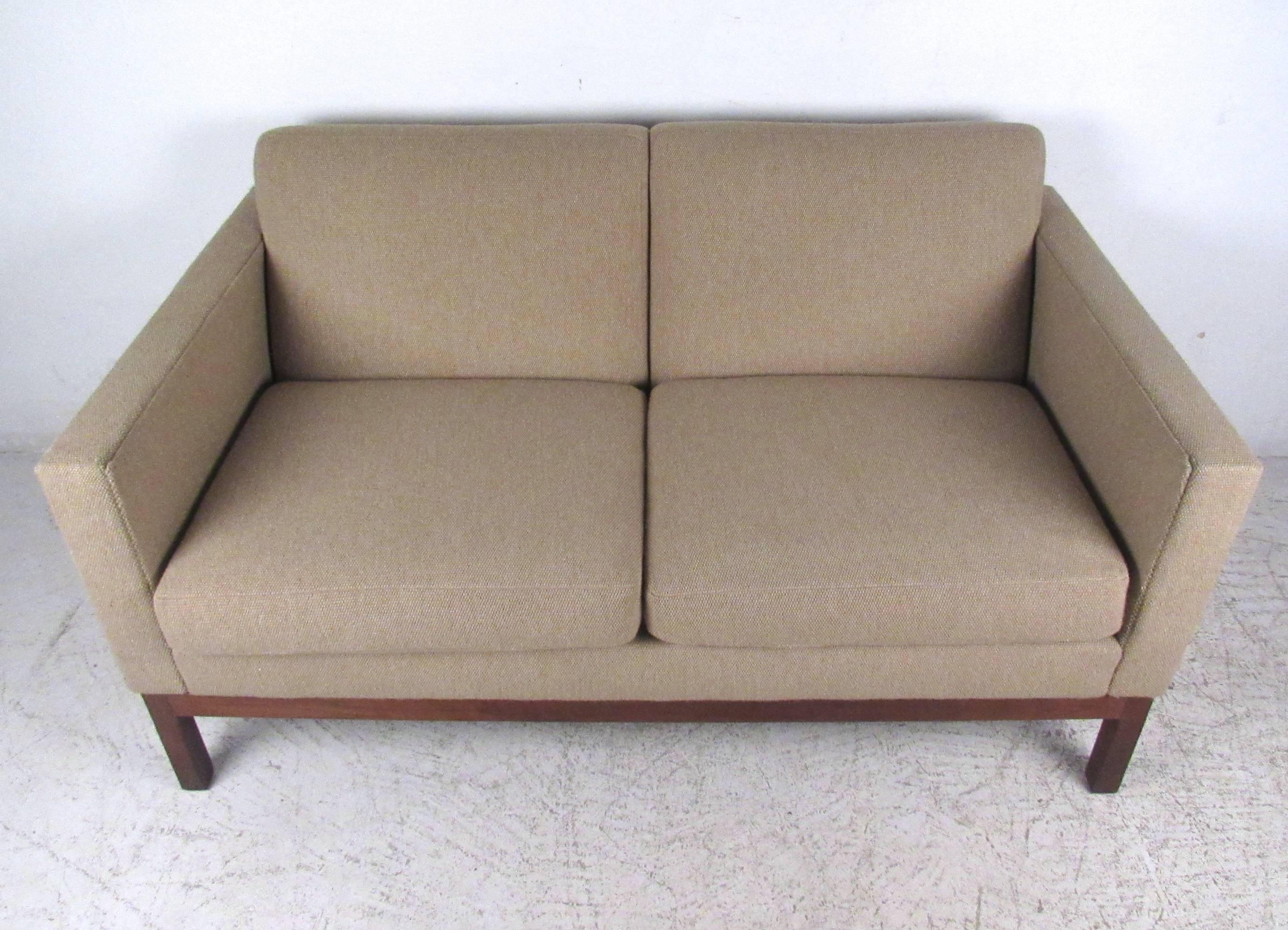 Mid-Century Modern American Walnut Love Seat by Gunlocke In Good Condition For Sale In Brooklyn, NY