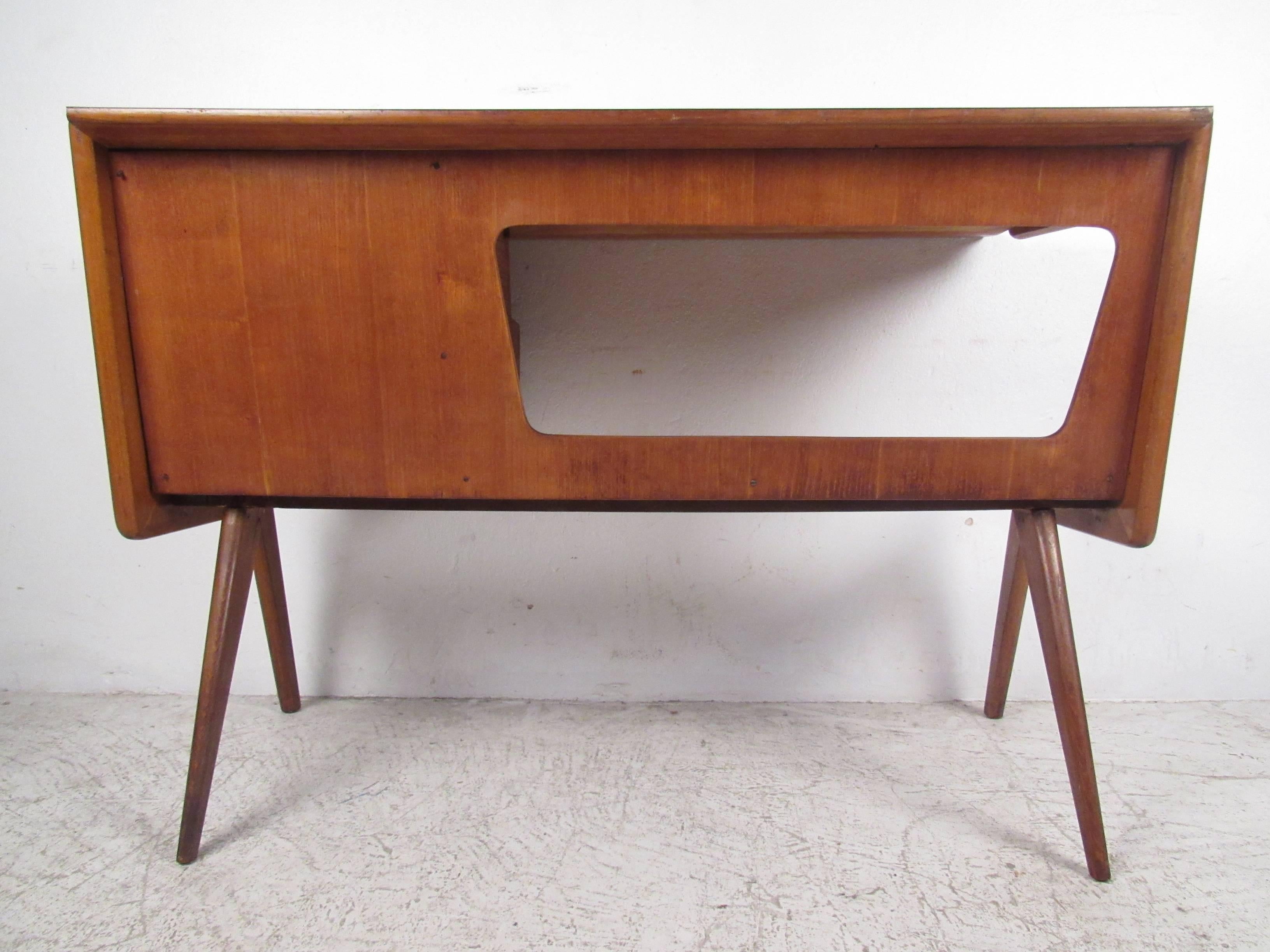  Mid-Century Gio Ponti Style Desk In Good Condition In Brooklyn, NY