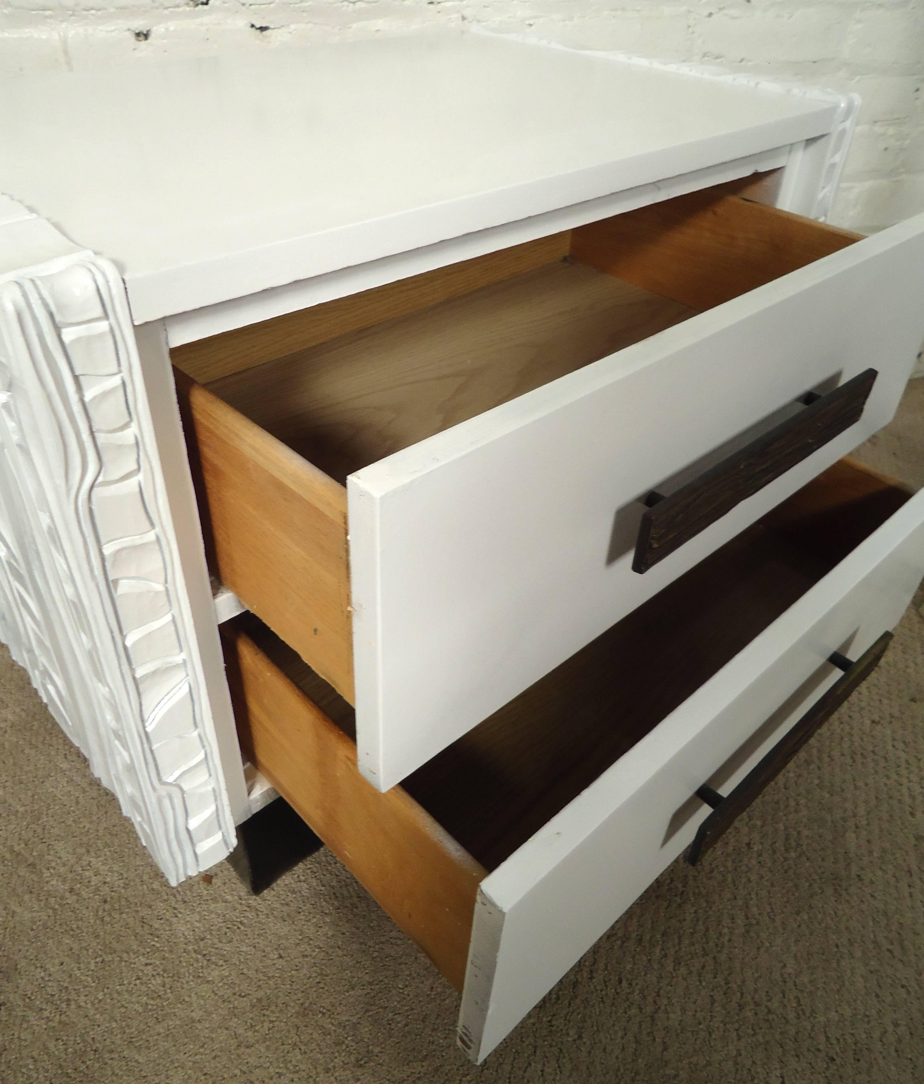 Pair of Mid-Century Sculpted White Nightstands In Good Condition In Brooklyn, NY