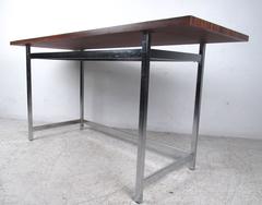 Consola moderna de mediados de siglo de palisandro y cromo