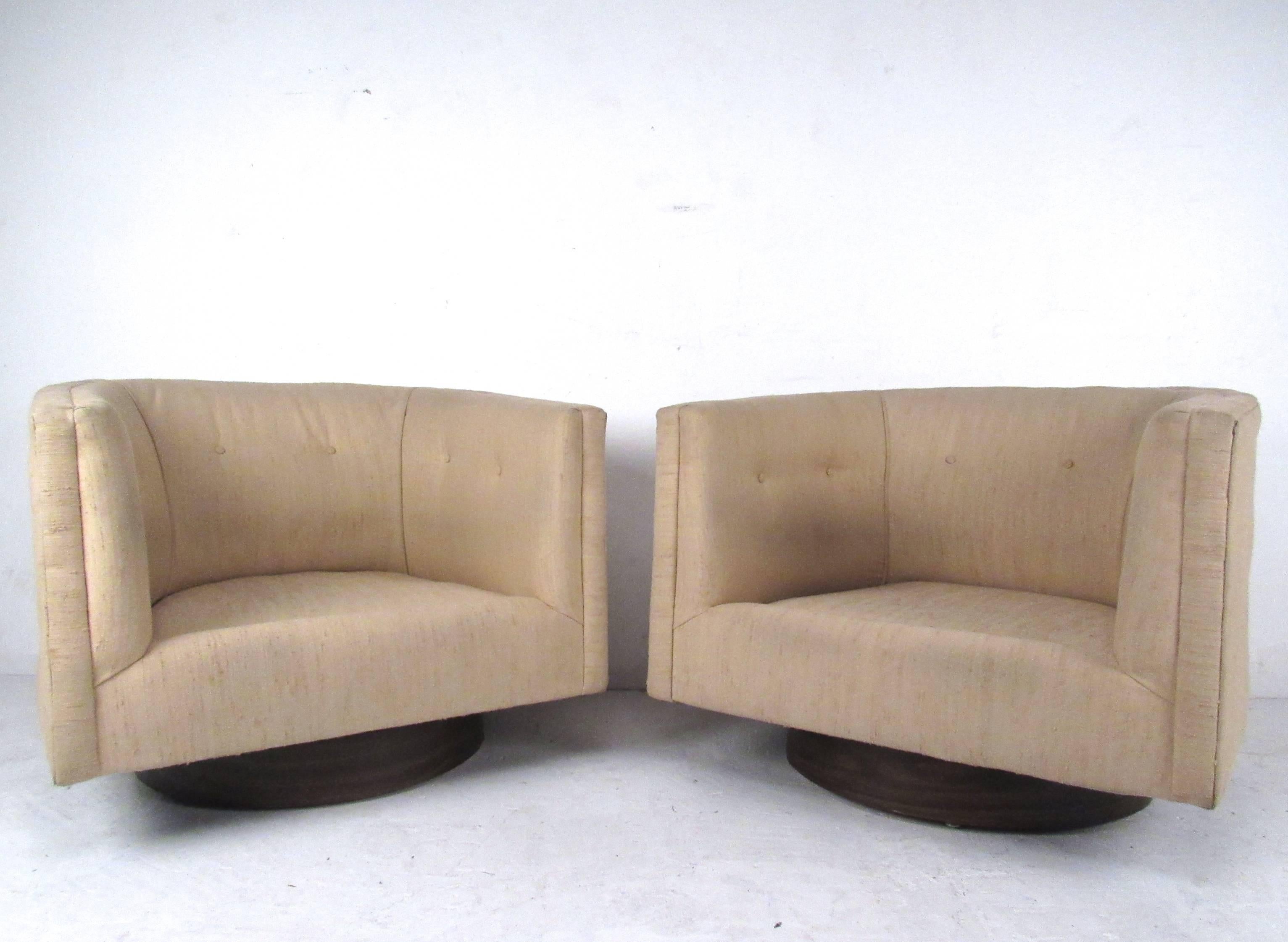 Pair of Mid-Century Milo Baughman Style Swivel Chairs 1