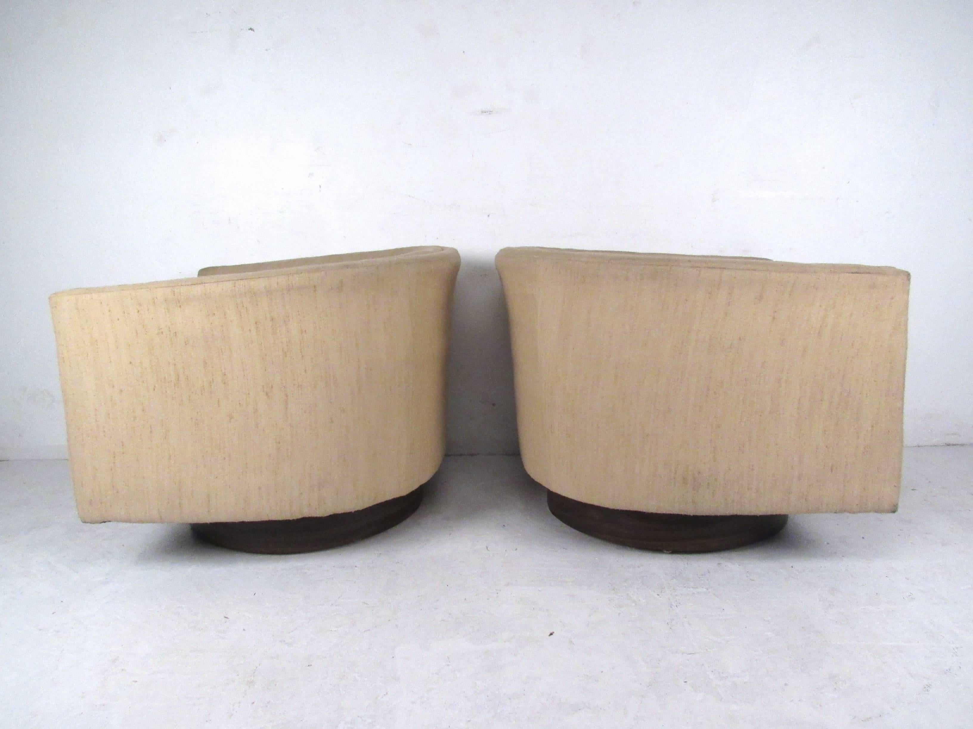 Mid-Century Modern Pair of Mid-Century Milo Baughman Style Swivel Chairs