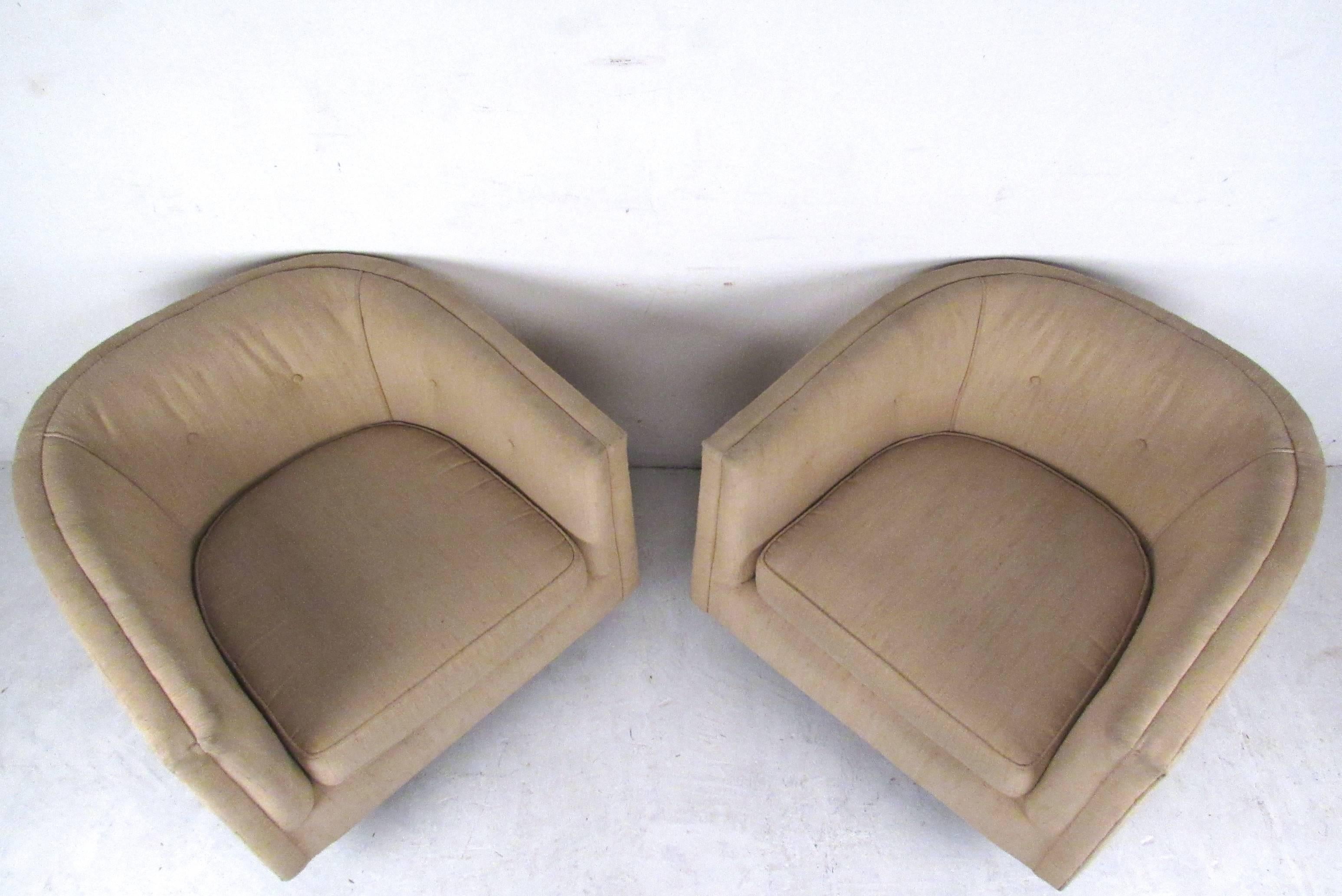 Pair of Mid-Century Milo Baughman Style Swivel Chairs In Good Condition In Brooklyn, NY