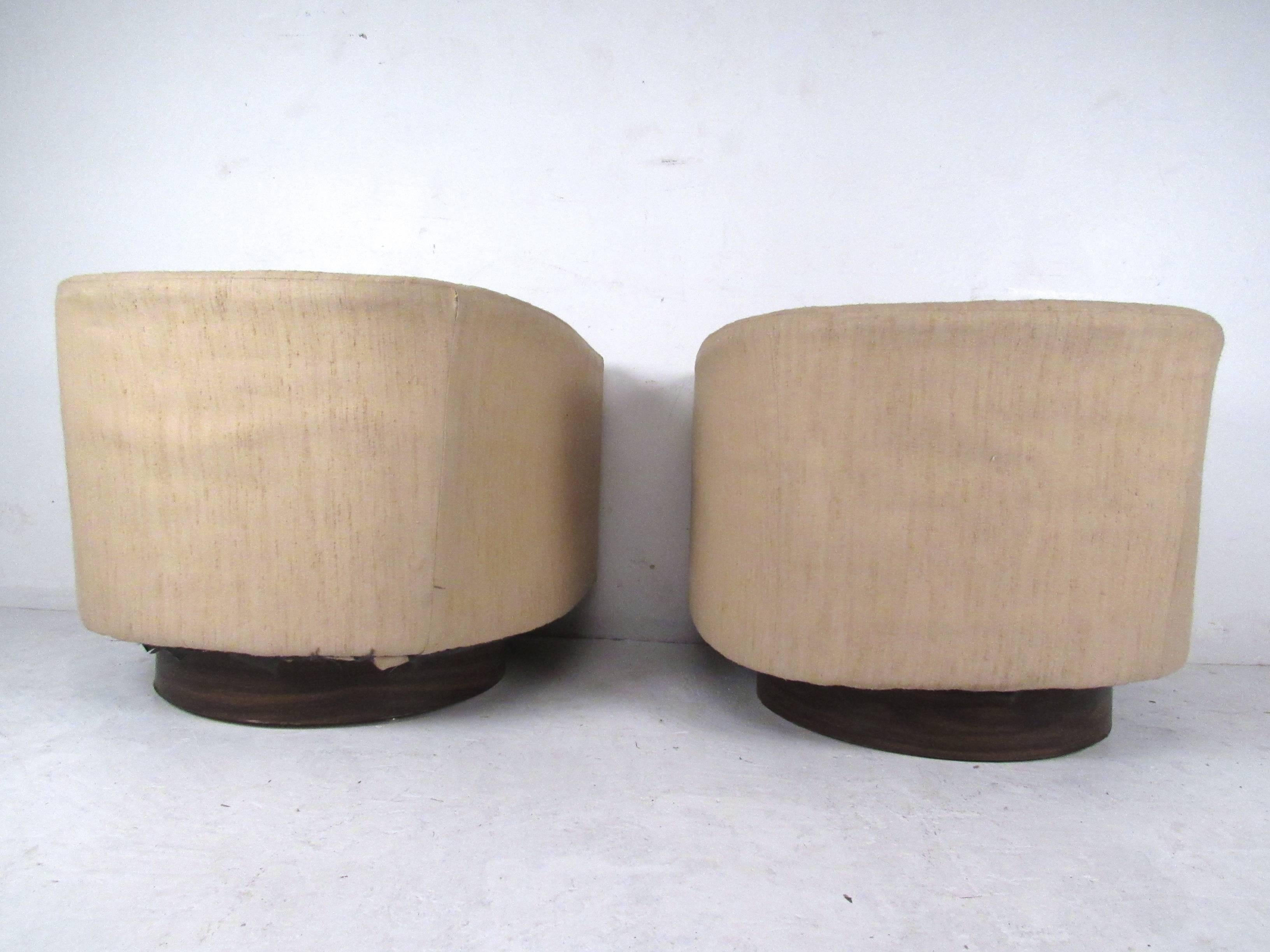 Mid-20th Century Pair of Mid-Century Milo Baughman Style Swivel Chairs