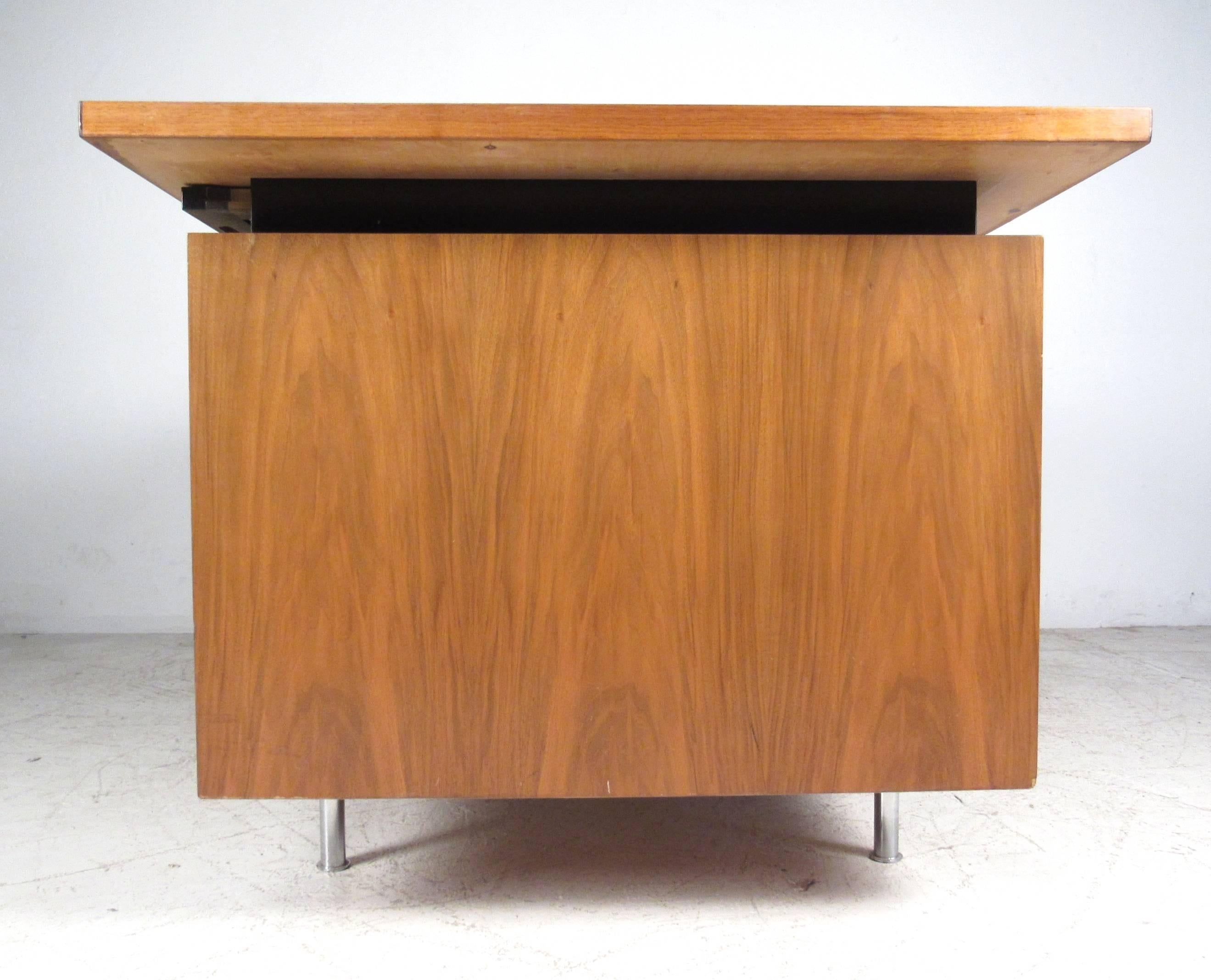 Stylish Vintage Teak Executive Desk In Good Condition In Brooklyn, NY