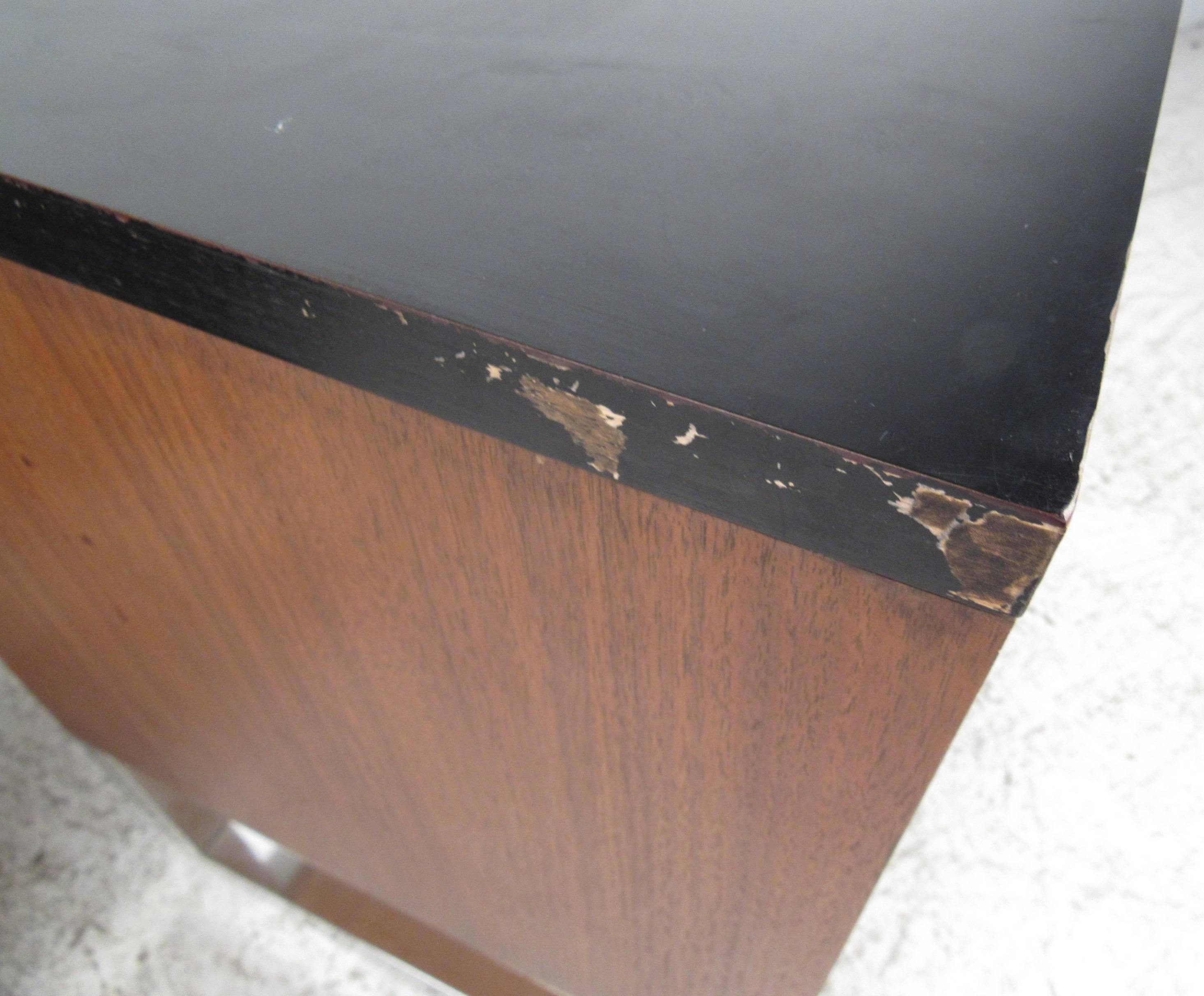 Pair Vintage Modern Nightstands after John Stuart In Good Condition In Brooklyn, NY