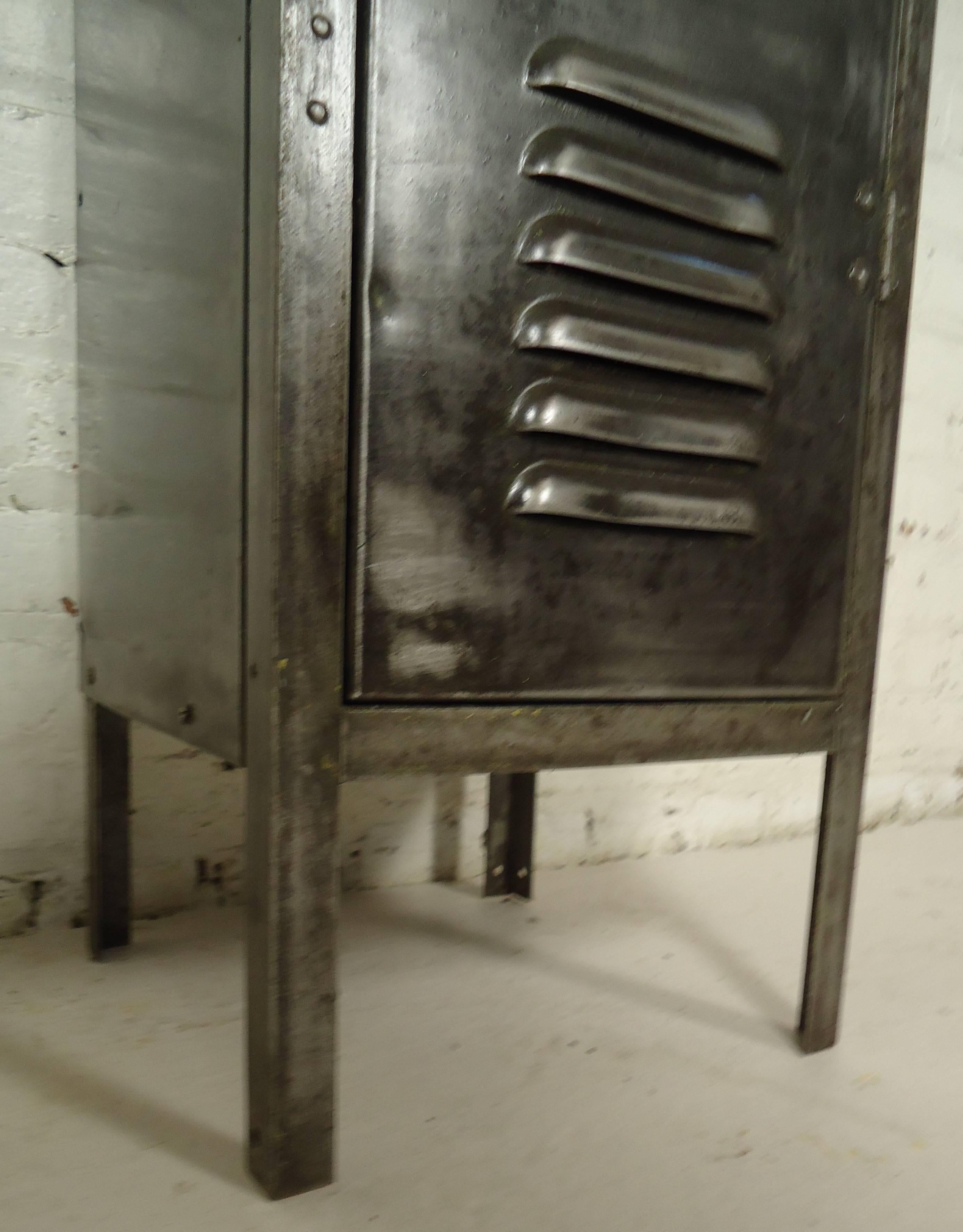Single Door Industrial Locker Unit In Distressed Condition In Brooklyn, NY