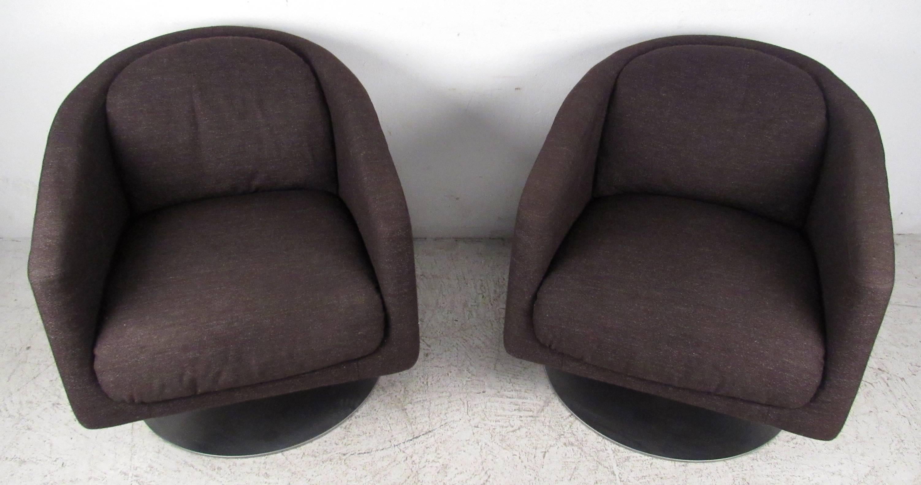 Mid-Century Modern Pair of Mid-Century Natuzzi Swivel Lounge Chairs
