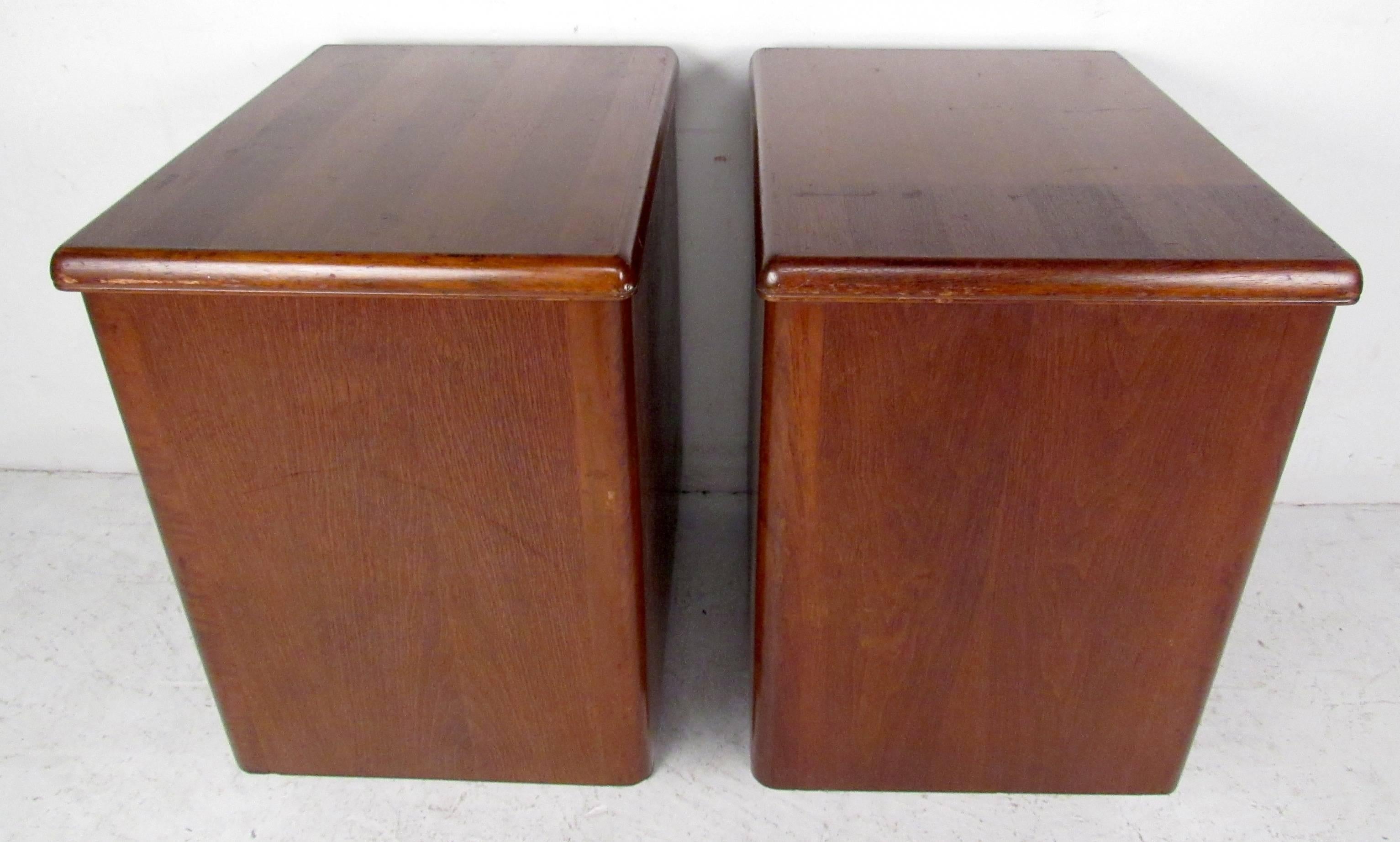 Mid-Century Modern Nightstands  In Good Condition In Brooklyn, NY