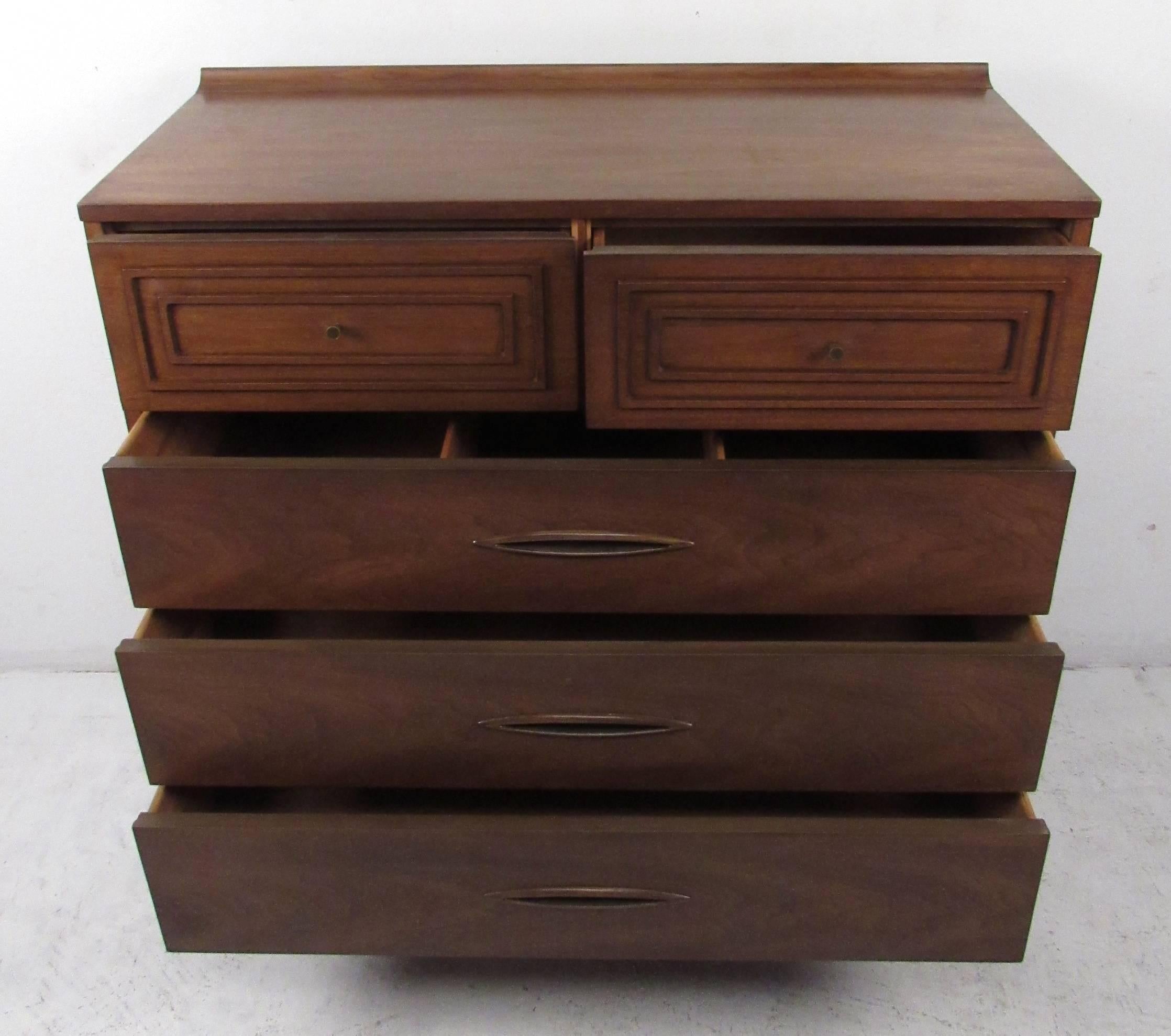 Commode Highboy vintage-moderne avec bord relevé, riche grain de noyer et poignées de tiroir sculptées de façon unique, par Broyhill. 

Veuillez confirmer la localisation de l'article NY ou NJ avec le vendeur.