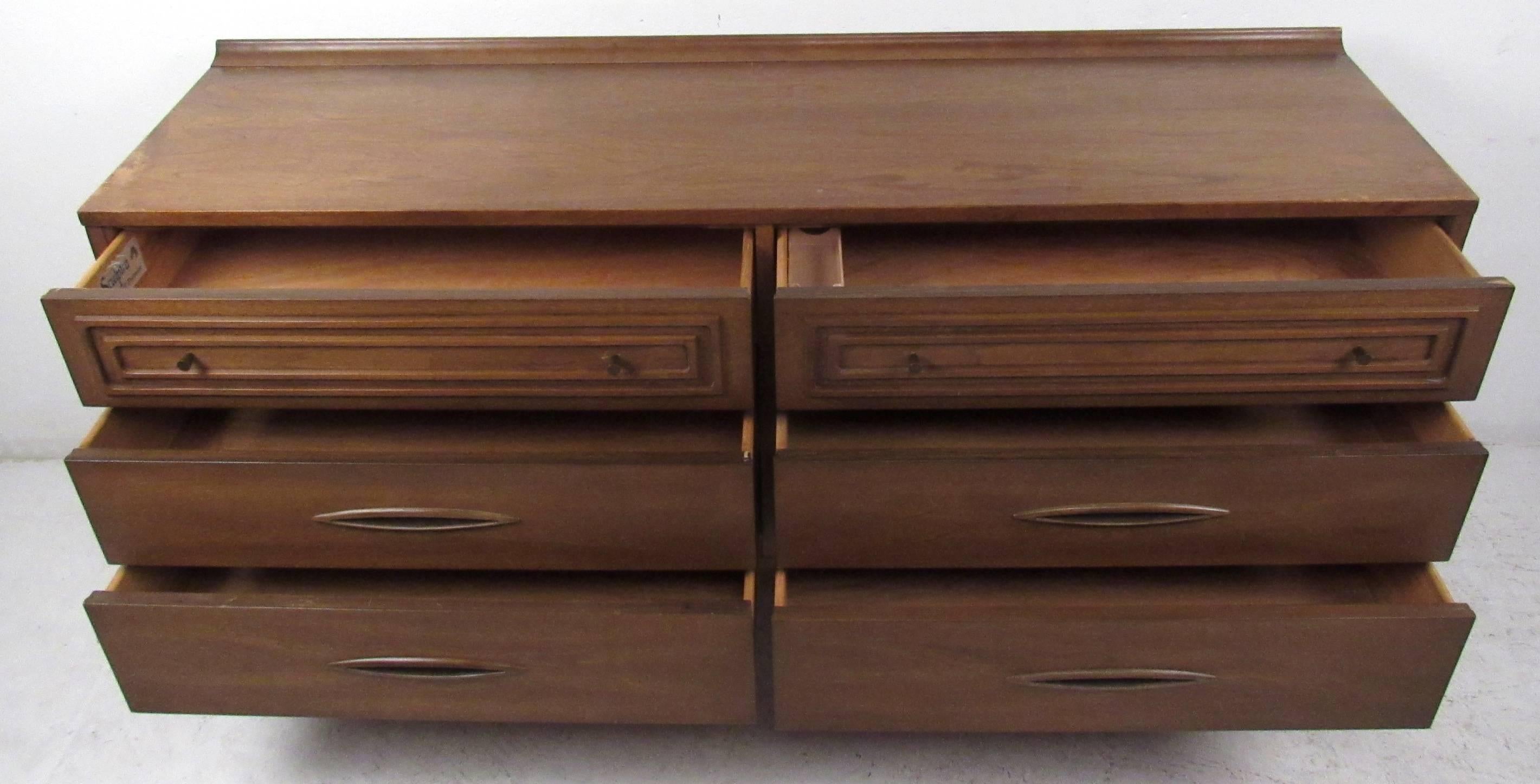 broyhill mcm dresser