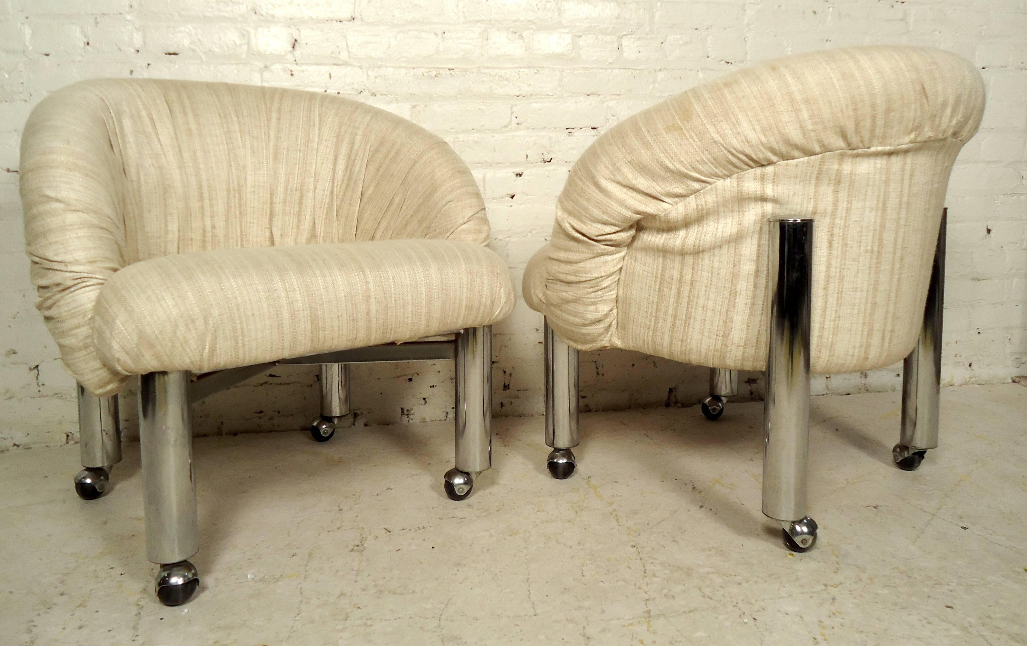 Mid-Century Modern Pair of Mid-Century Round Back Chairs