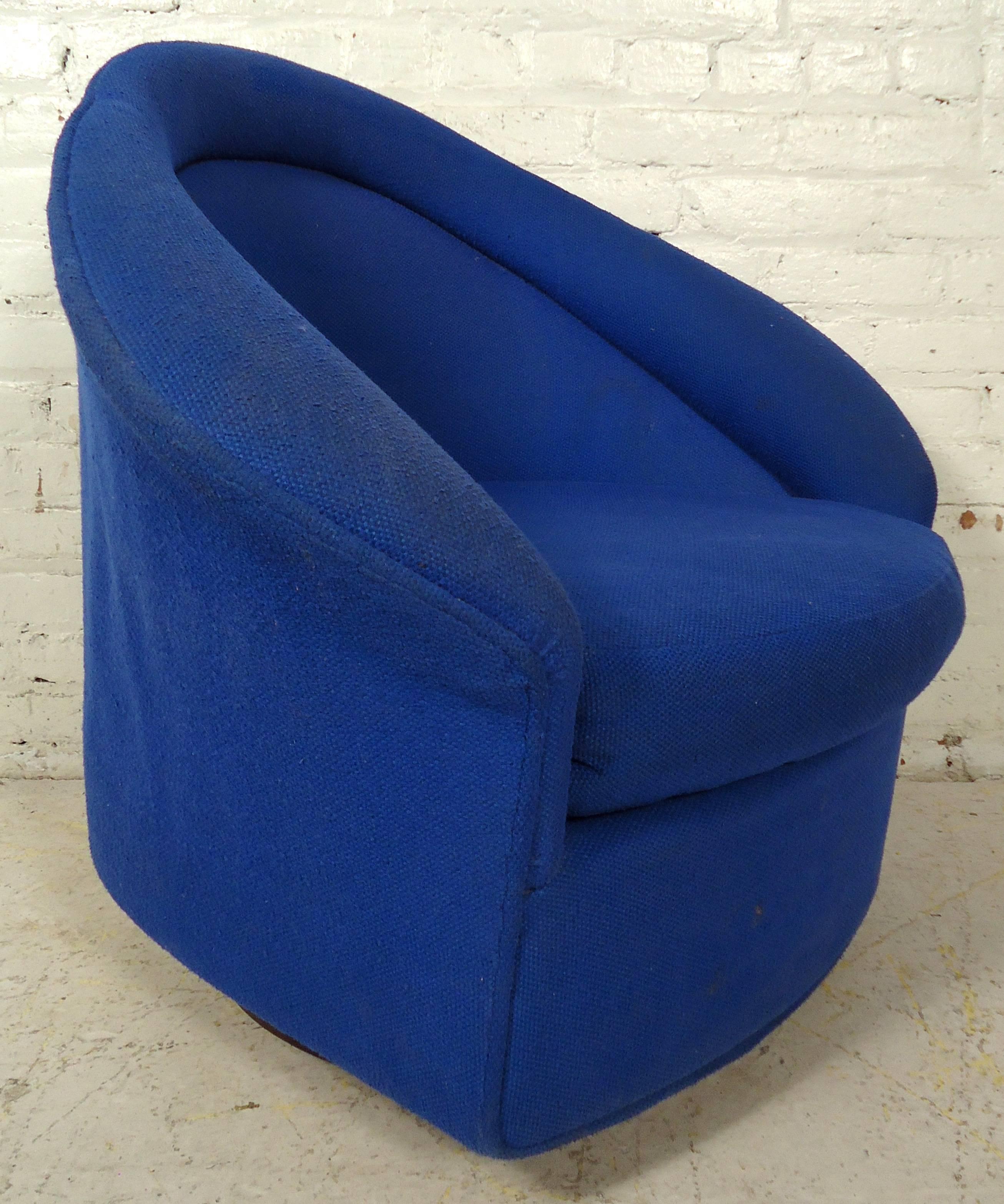 Vintage modern lounge chair featuring swivel rocker base and beautifully sculpted body.

Please confirm item location NY or NJ with dealer.
 