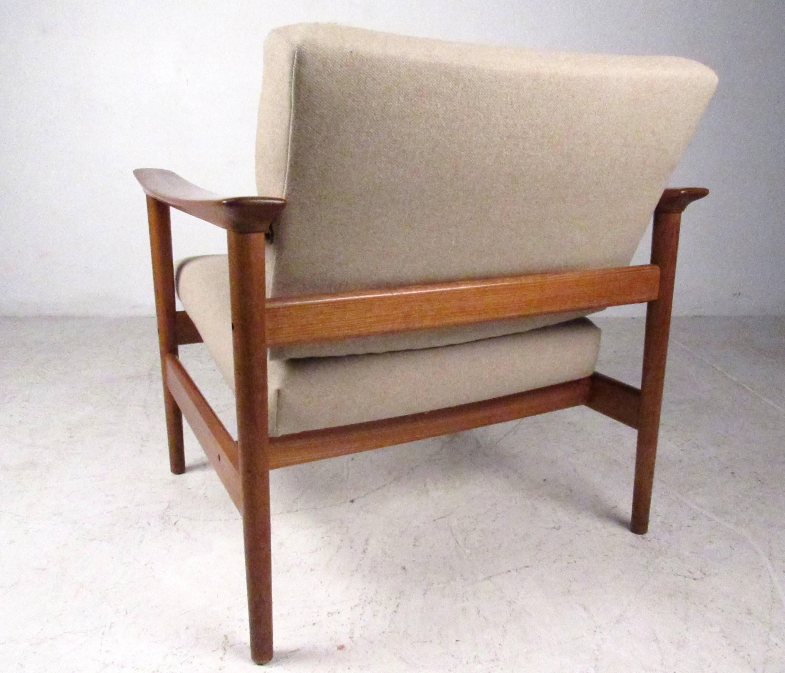 Stylish Danish Modern Lounge Chair In Good Condition In Brooklyn, NY