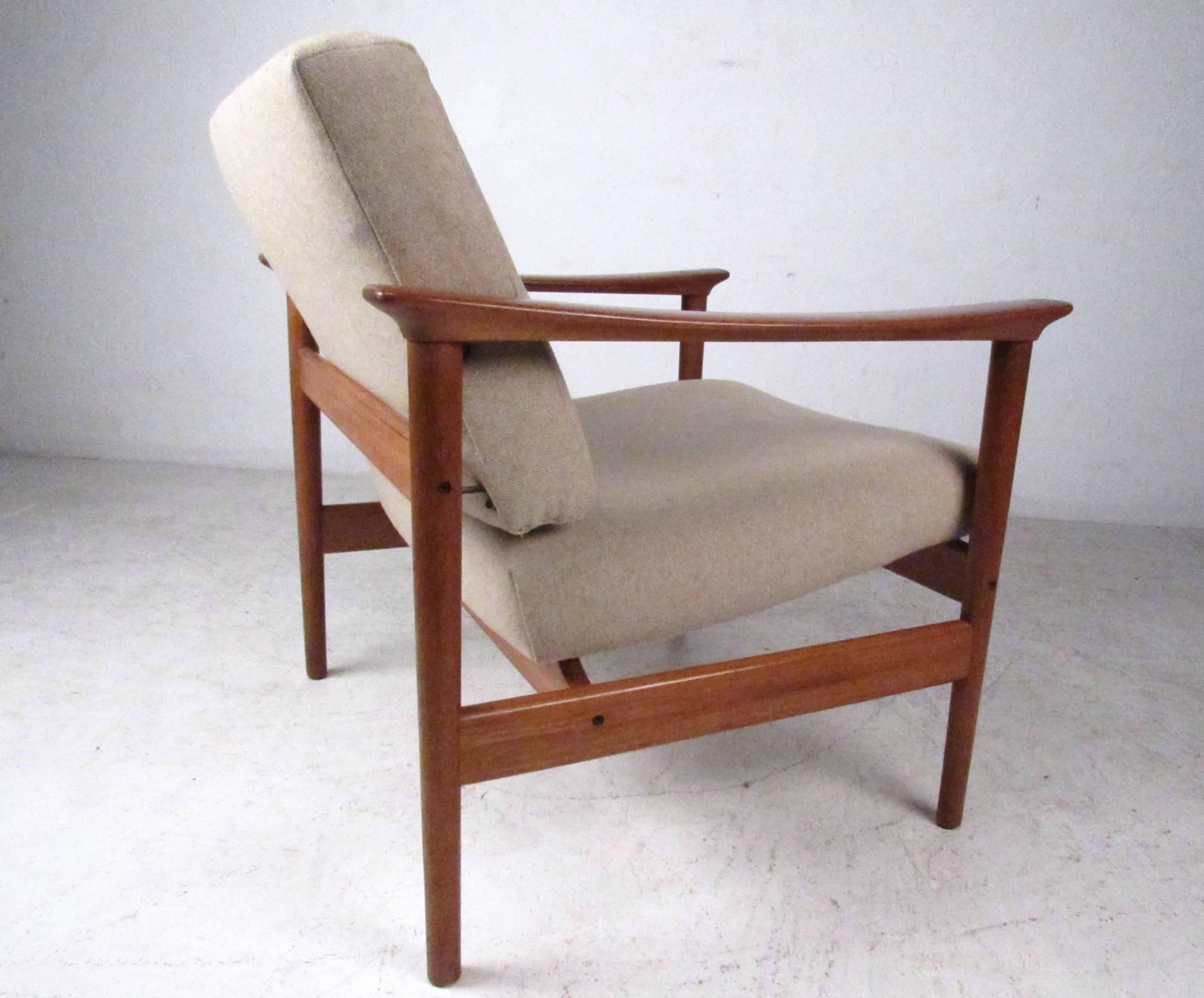 Mid-Century Modern Stylish Danish Modern Lounge Chair