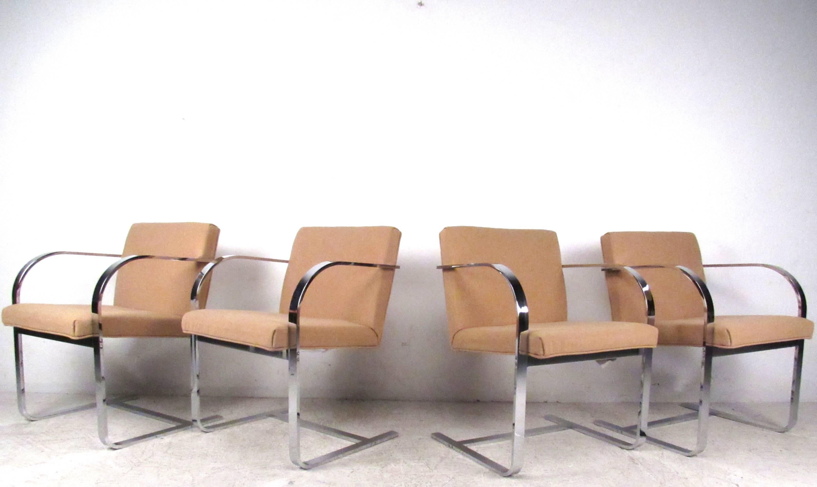 Cet ensemble de quatre chaises de salle à manger en chrome plat Design/One présente le design cantilever vintage exquis qui allie si habilement le confort et le style. Le chrome lourd, le style unique et le tissu vintage en font un excellent