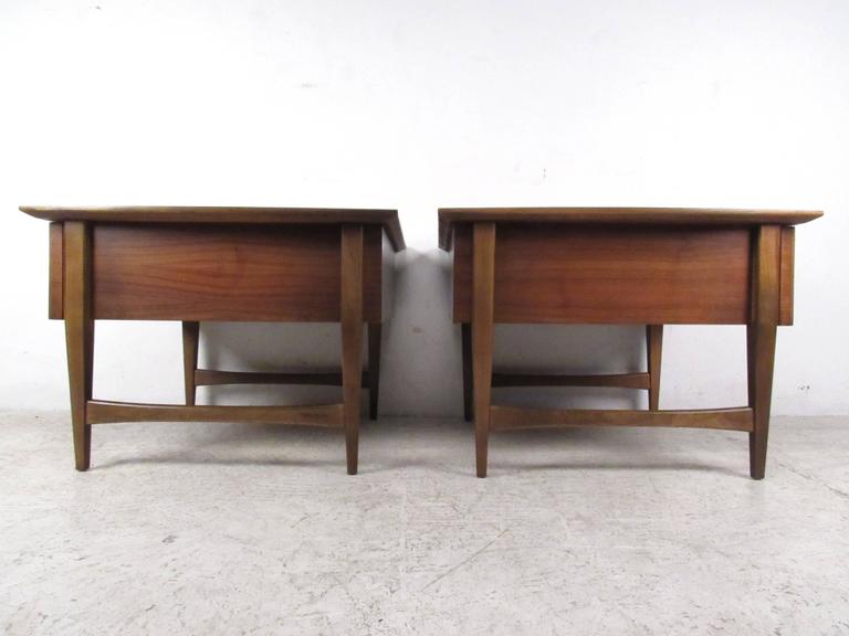 Pair of Mid-Century Modern Cane Front End Tables by Lane In Good Condition For Sale In Brooklyn, NY