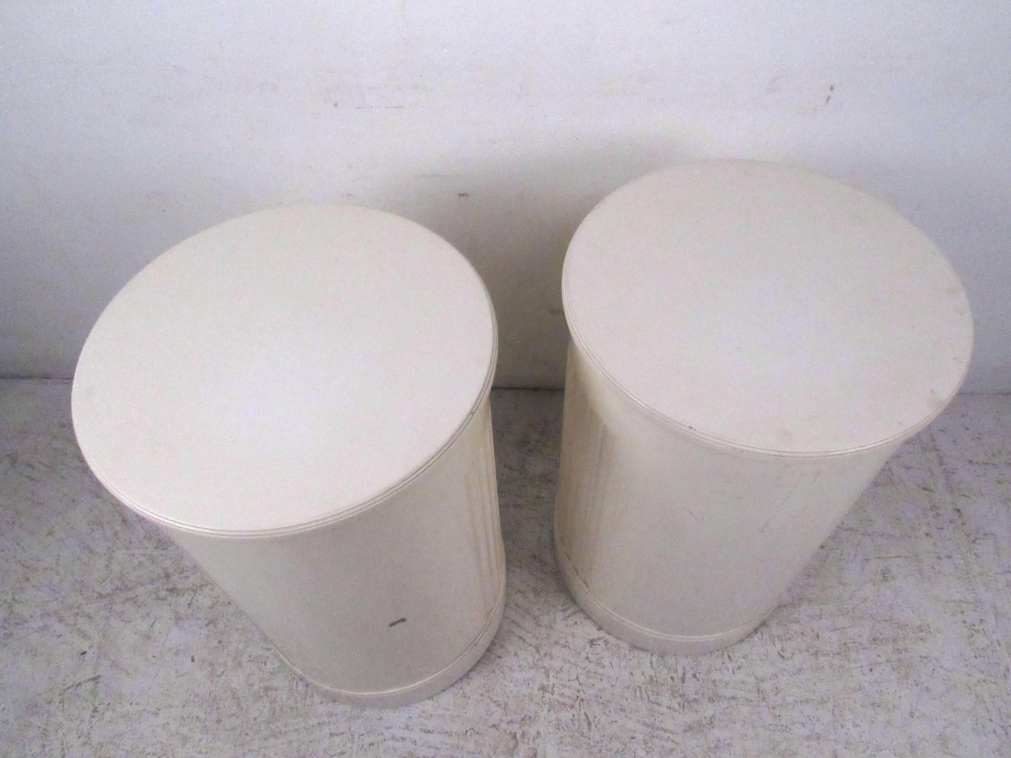 Pair of Mid-Century Column Style End Tables by John Stuart In Good Condition In Brooklyn, NY