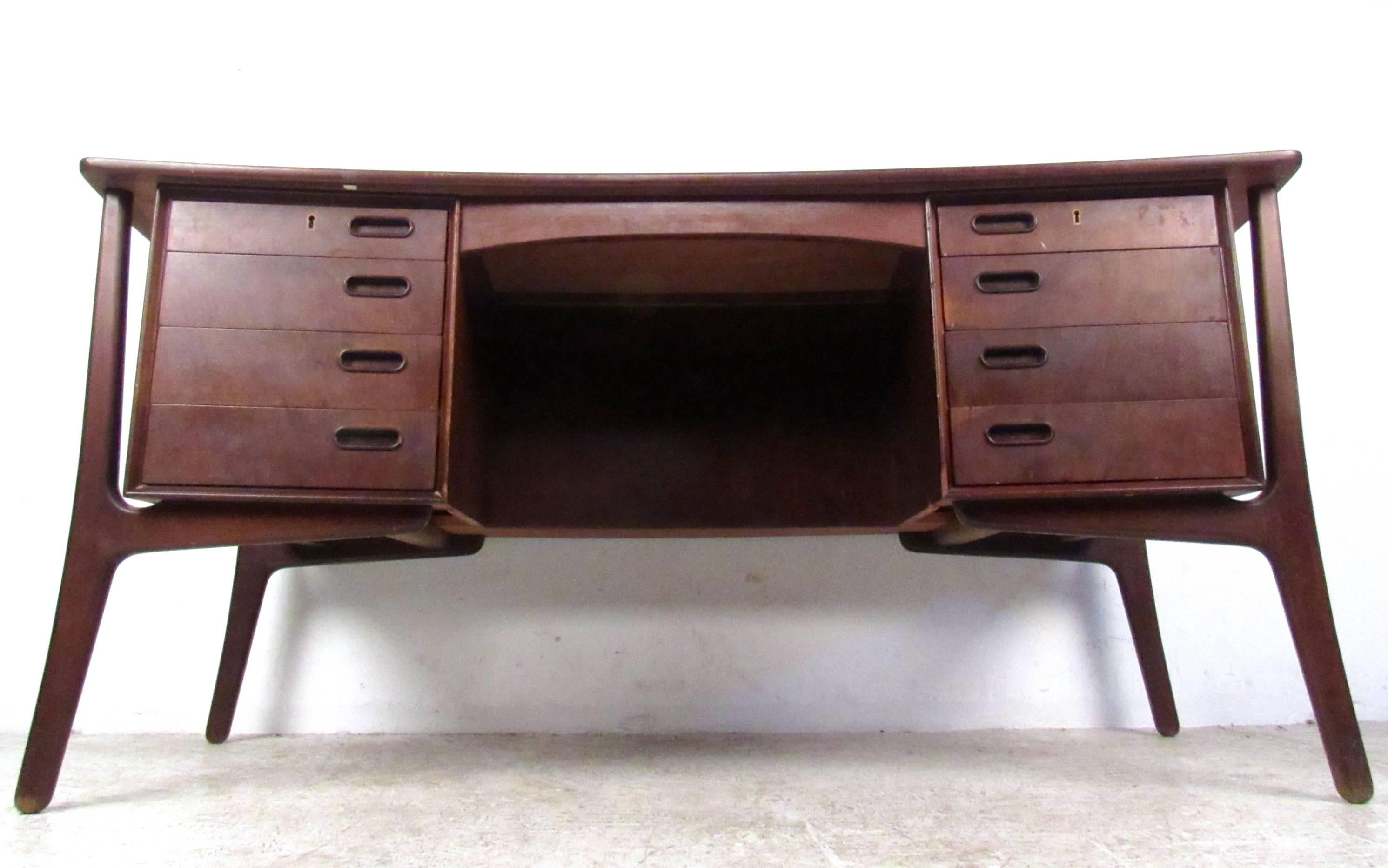 Scandinavian Modern Rosewood Desk by Svend Aage Madsen In Good Condition In Brooklyn, NY