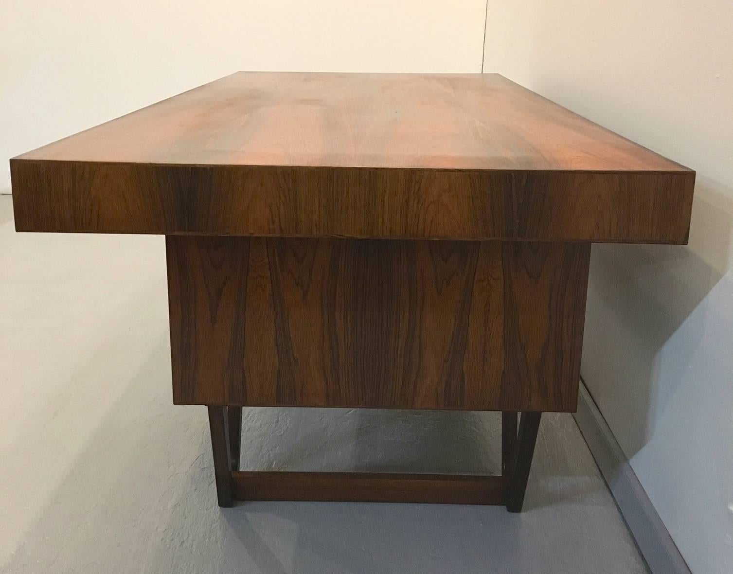 Mid-Century modern executive desk by H.W. Klein. Features striking rosewood grain, long top, drawers and locking storage. Unusual sled legs.

Item is in our New Hampshire warehouse and not available for viewing.