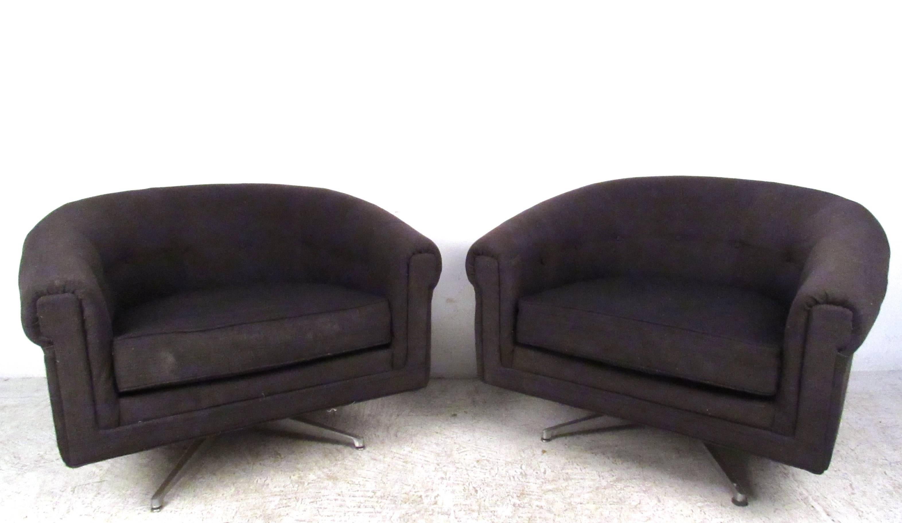 Américain Paire de fauteuils de salon pivotants de style mi-siècle moderne par Selig en vente