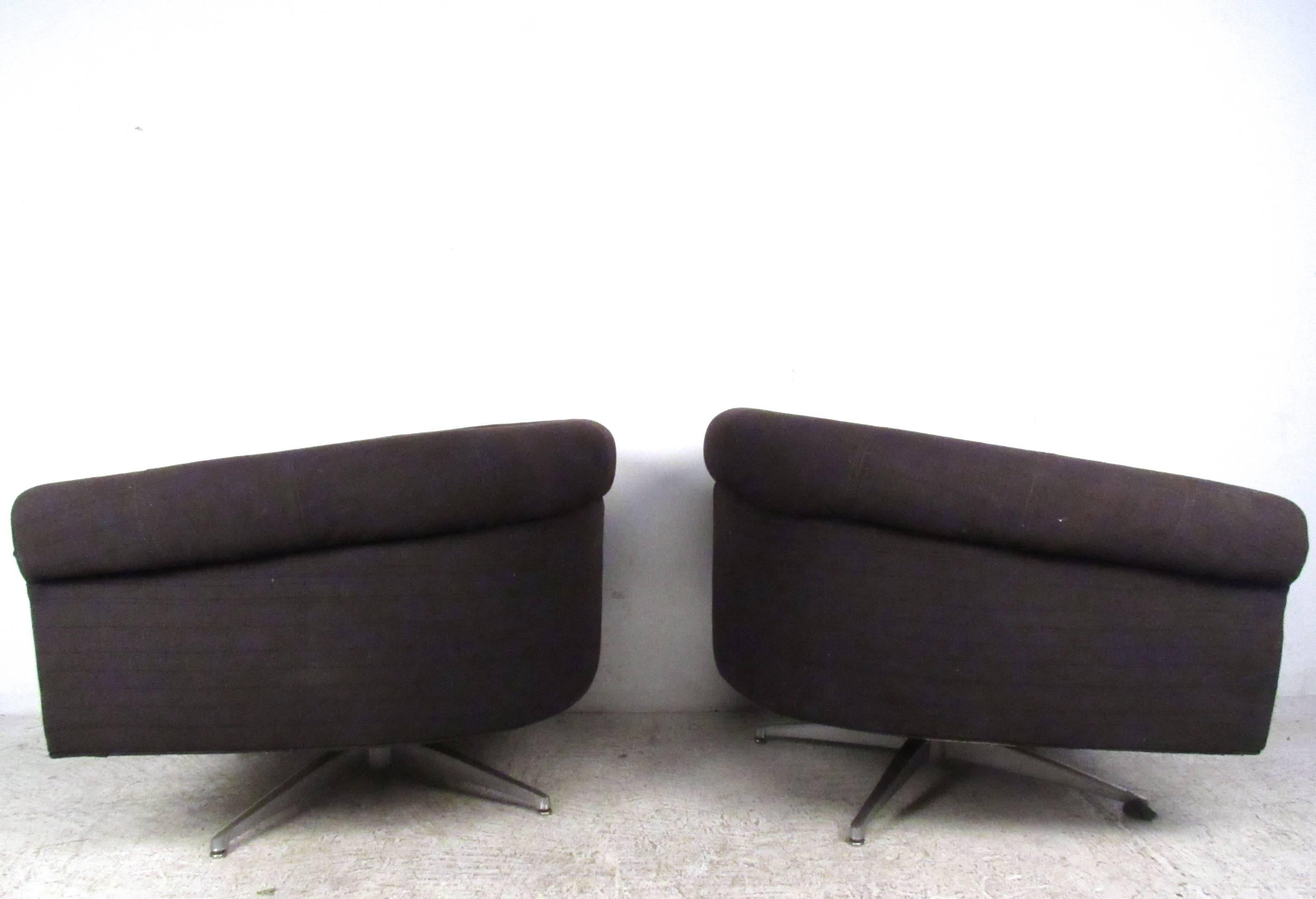 Mid-Century Modern Paire de fauteuils de salon pivotants de style mi-siècle moderne par Selig en vente