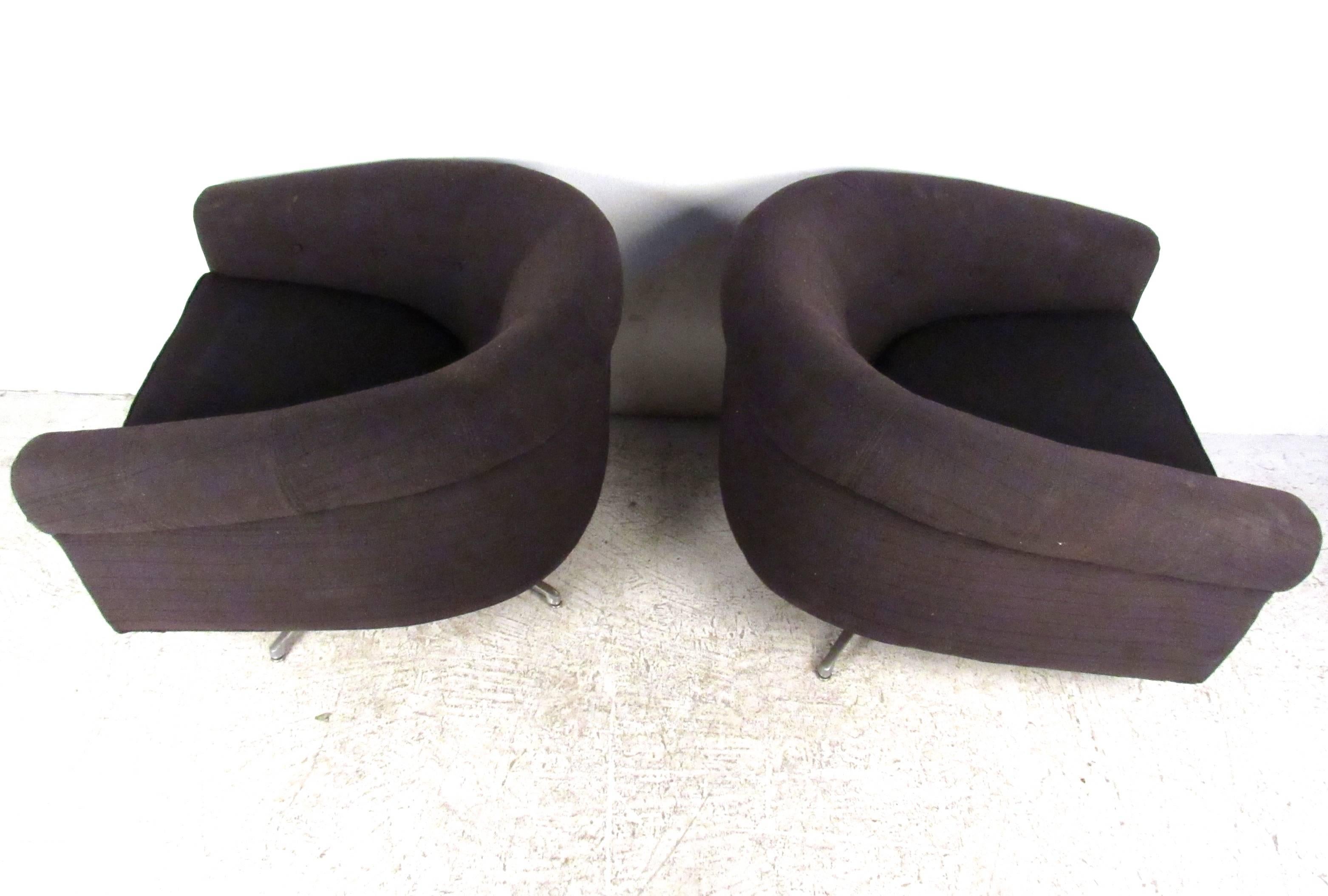 20th Century Pair of Mid-Century Style Swivel Lounge Chairs by Selig For Sale