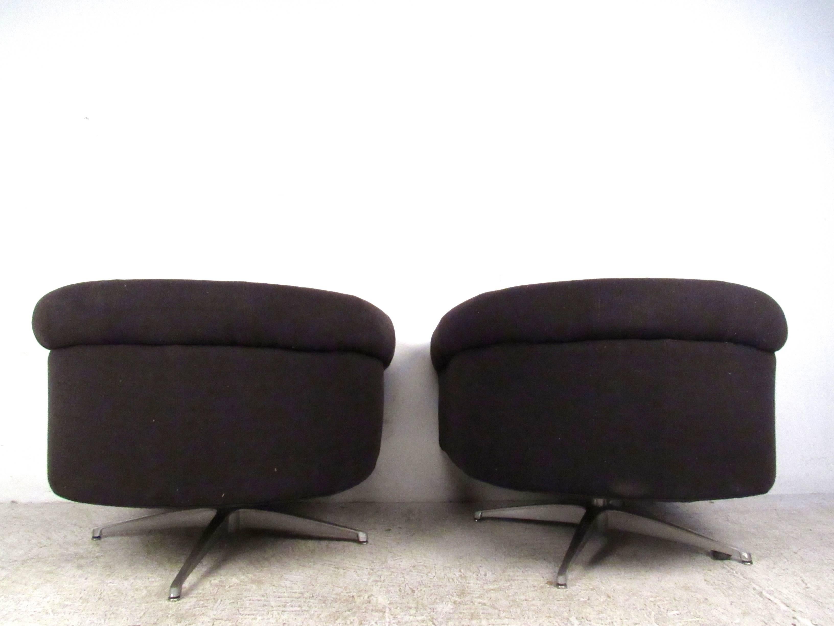 Paire de fauteuils de salon pivotants de style mi-siècle moderne par Selig Bon état - En vente à Brooklyn, NY