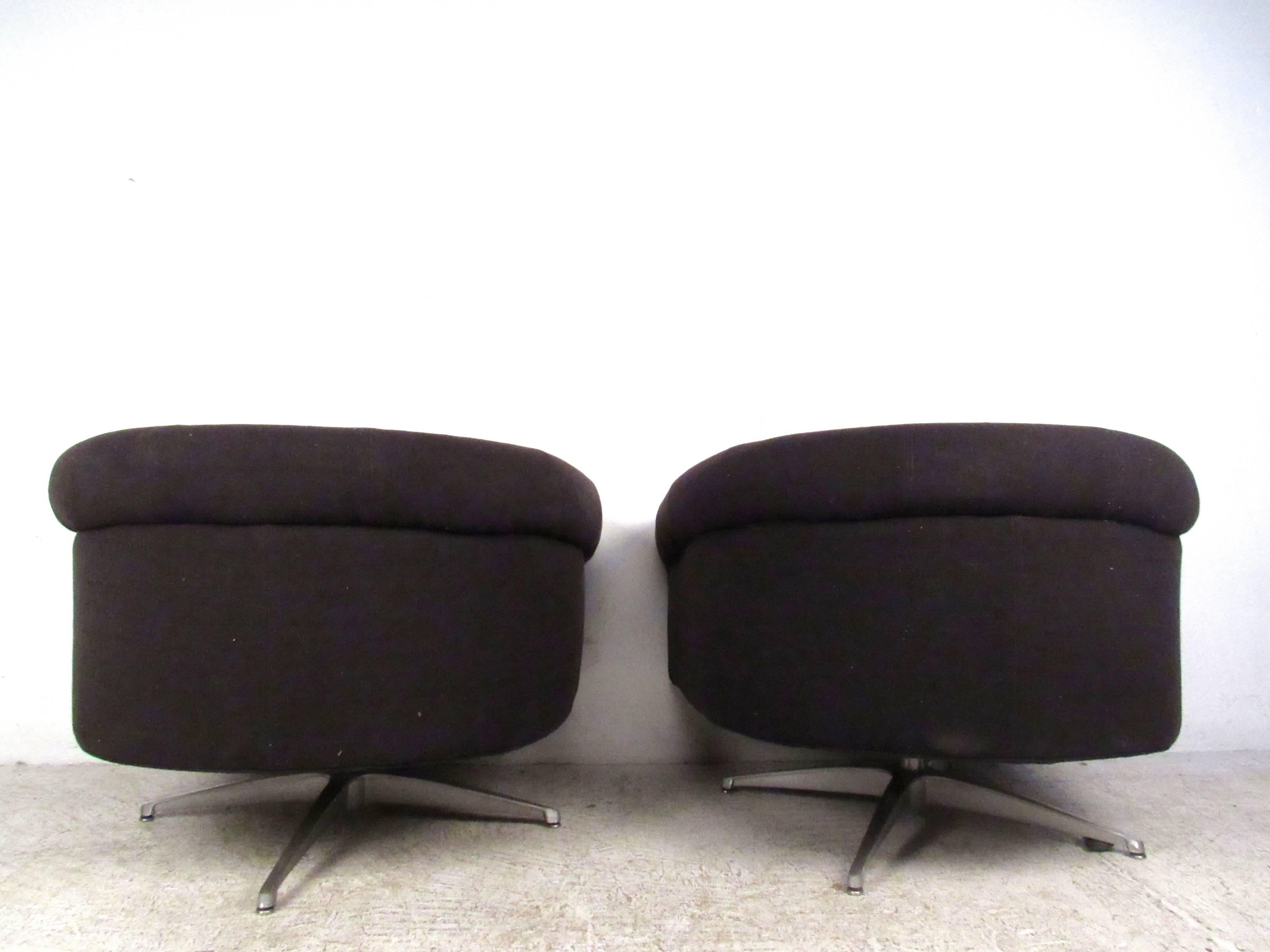 Pair of Mid-Century Style Swivel Lounge Chairs by Selig In Good Condition For Sale In Brooklyn, NY