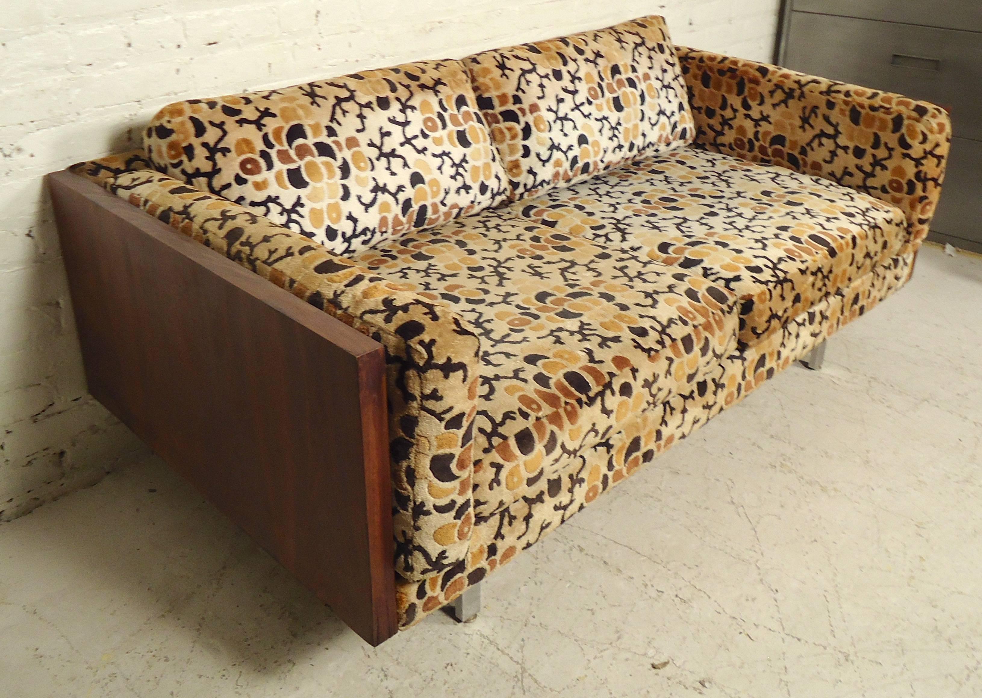 Mid-Century Modern sofa by Shawnee Penn in original 1960s fabric. Rich rosewood grain sides, chrome legs and upholstered back.

(Please confirm item location - NY or NJ - with dealer).
 