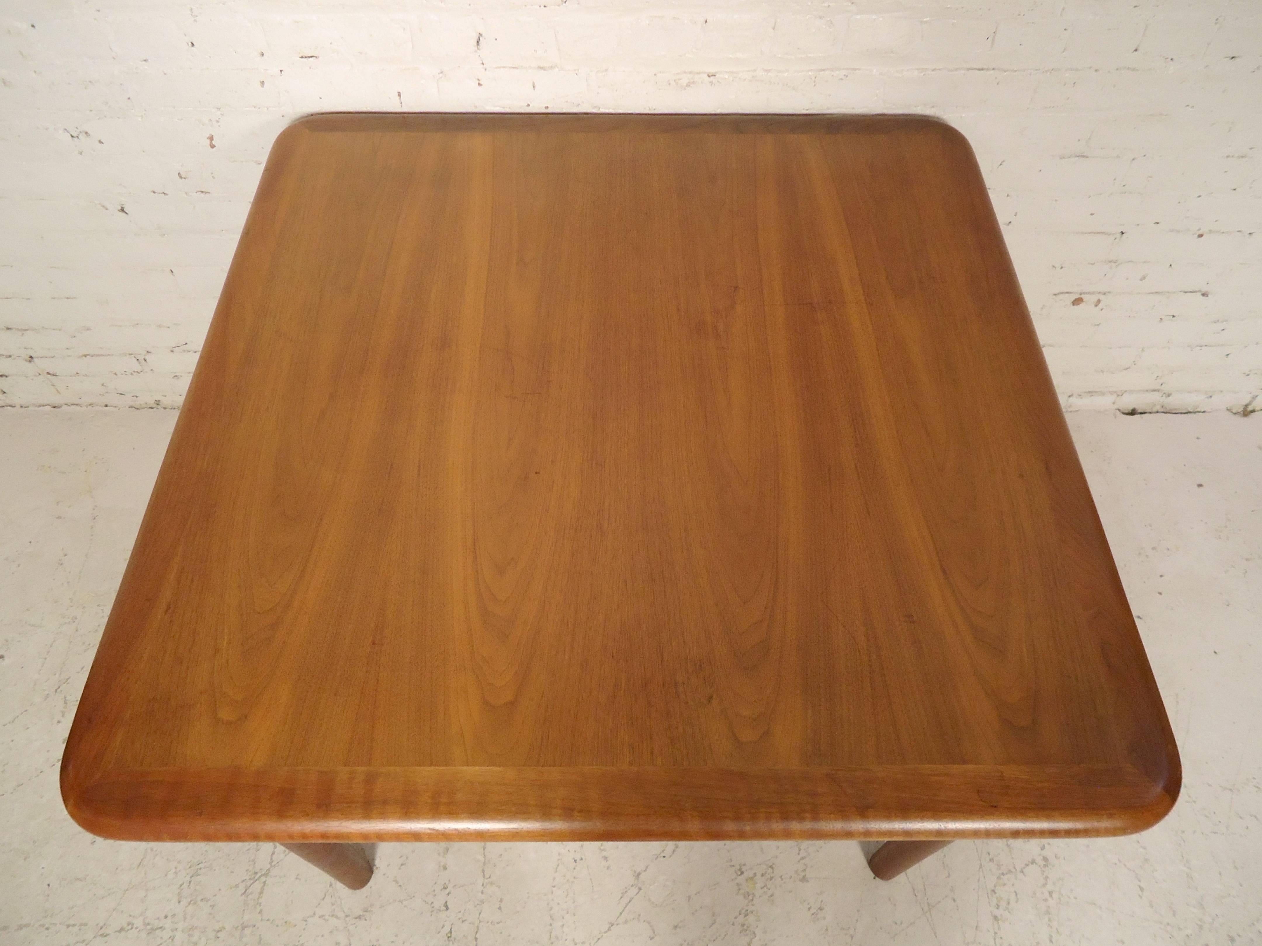Rare dining table by Knoll with teak grain throughout. Tapering legs that screw off, rounded sides. Great for smaller dining rooms.

(Please confirm item location - NY or NJ - with dealer).
 