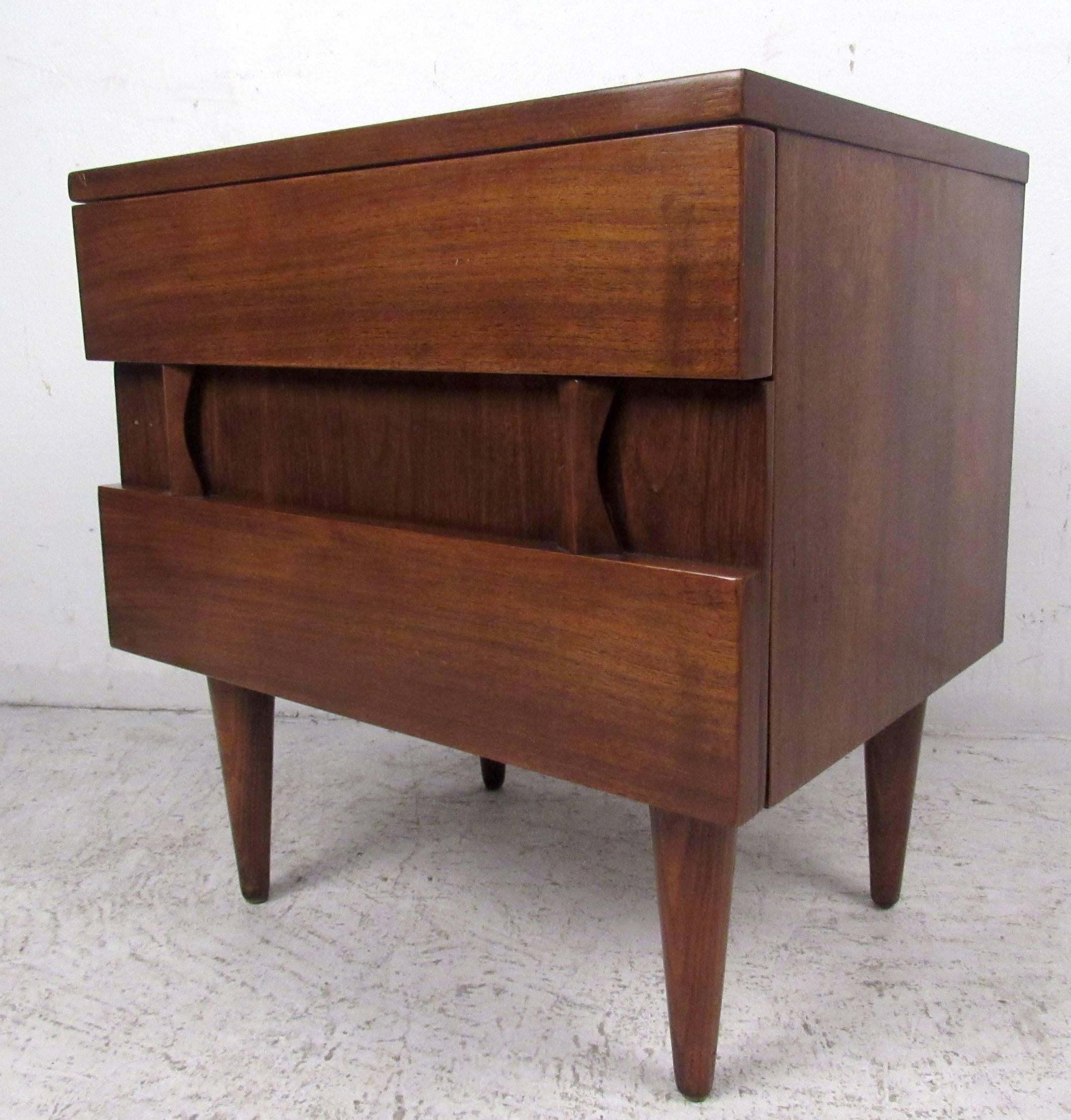 Single Mid-Century American of Martinsville Nightstand In Good Condition In Brooklyn, NY